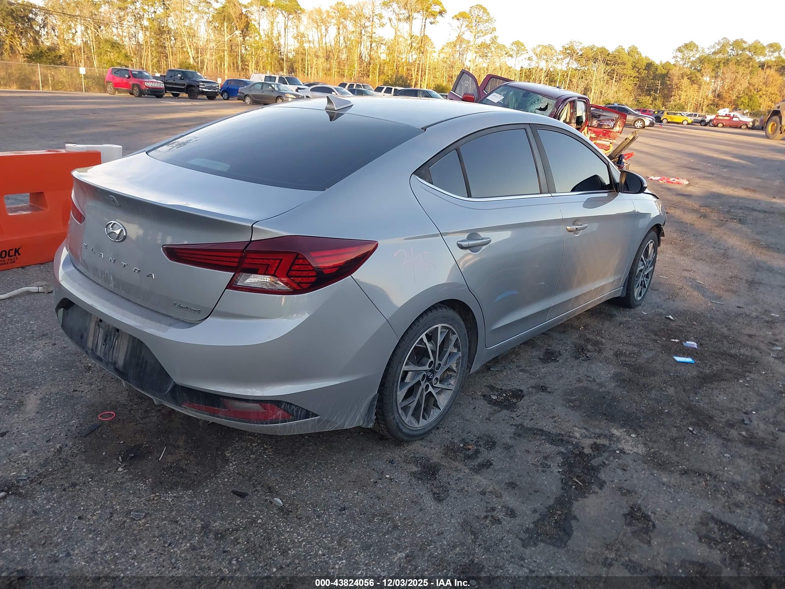 HYUNDAI ELANTRA image 4