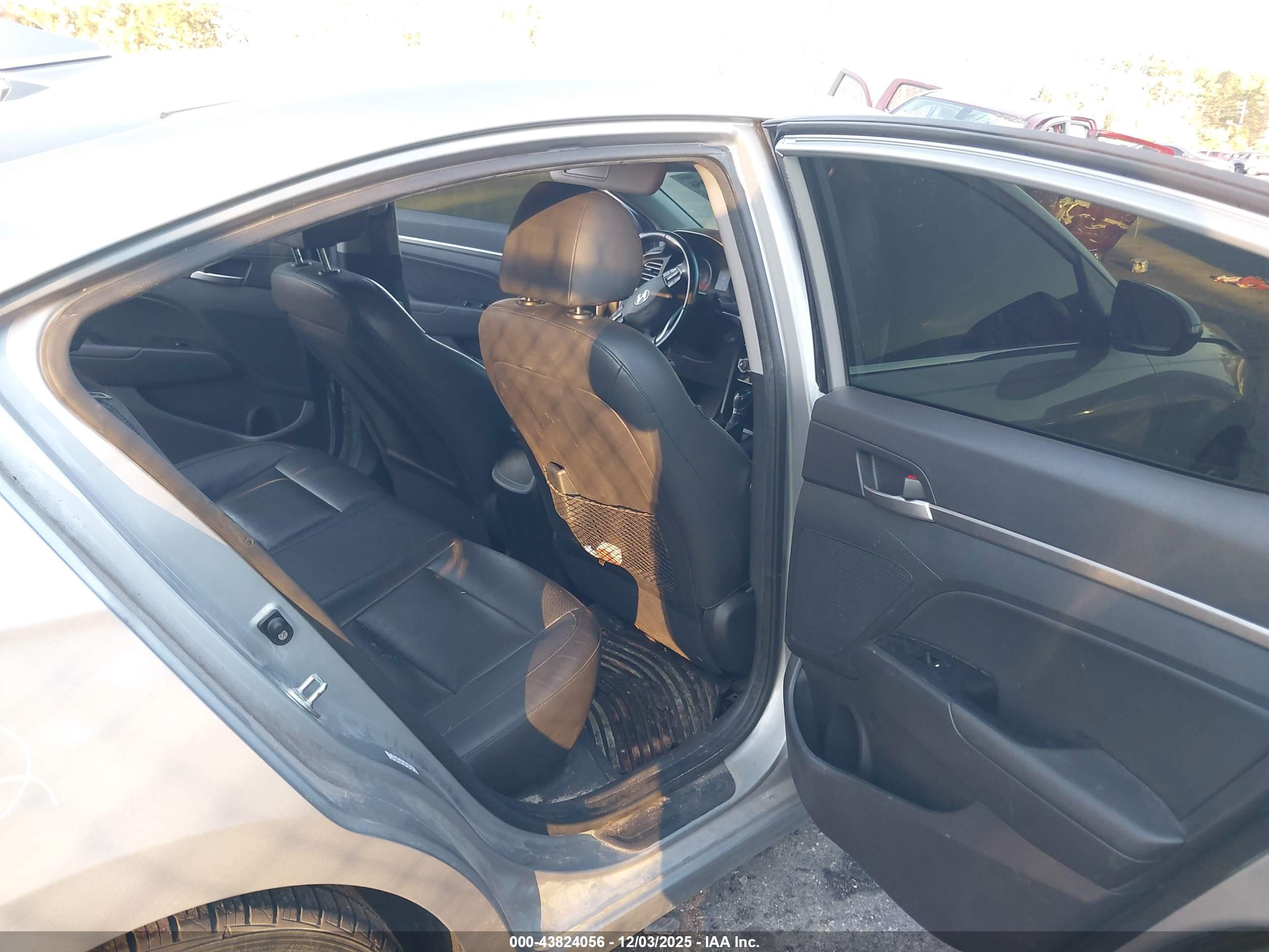 HYUNDAI ELANTRA image 8