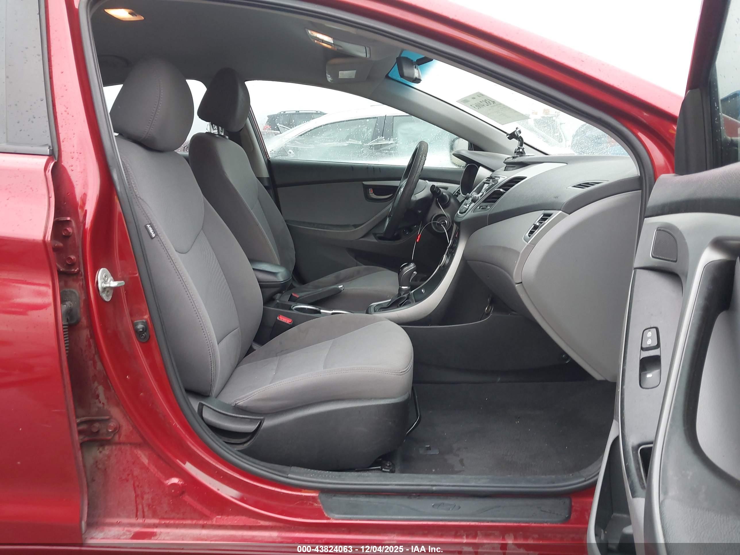 HYUNDAI ELANTRA image 5
