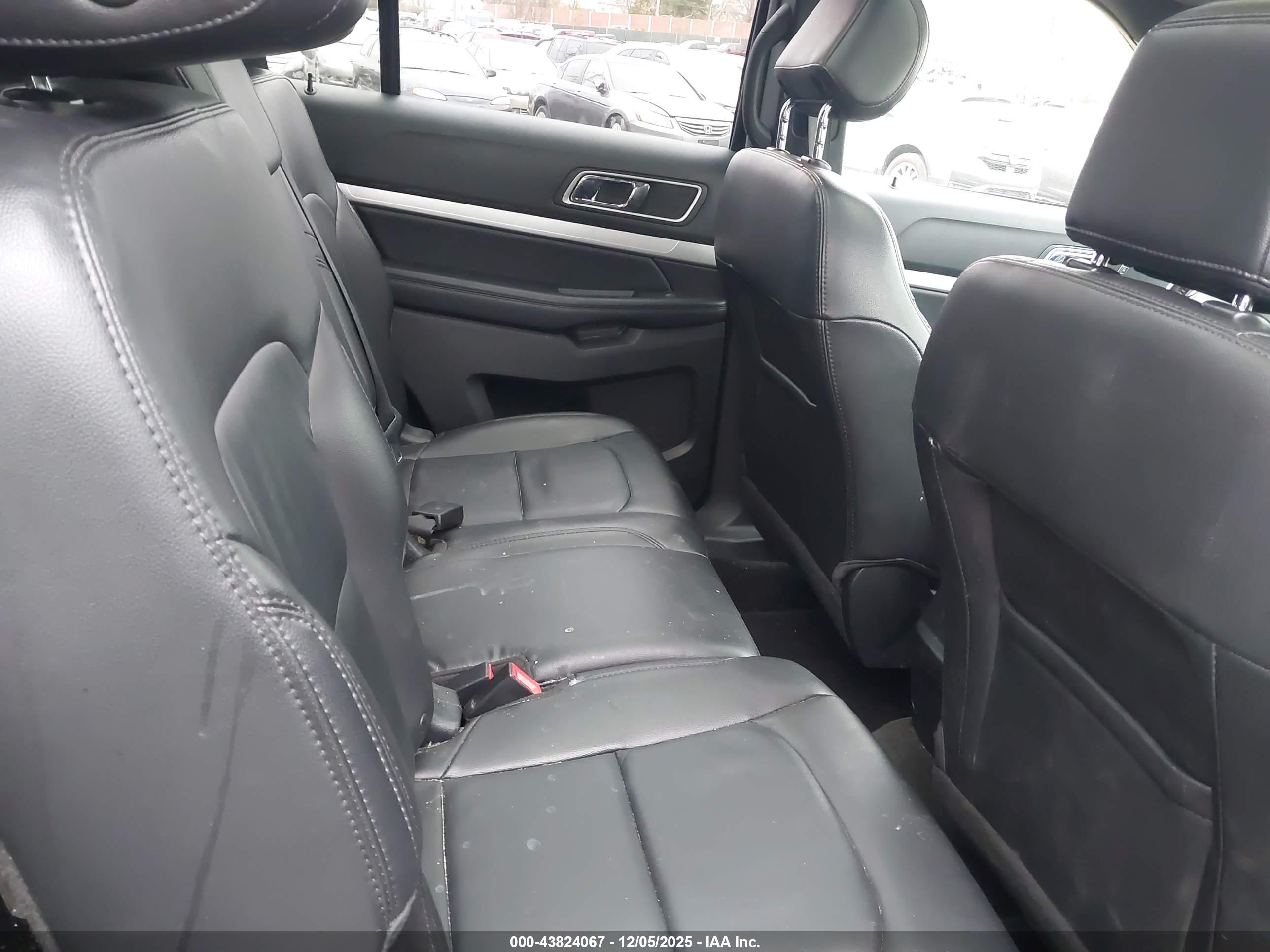 FORD EXPLORER image 8