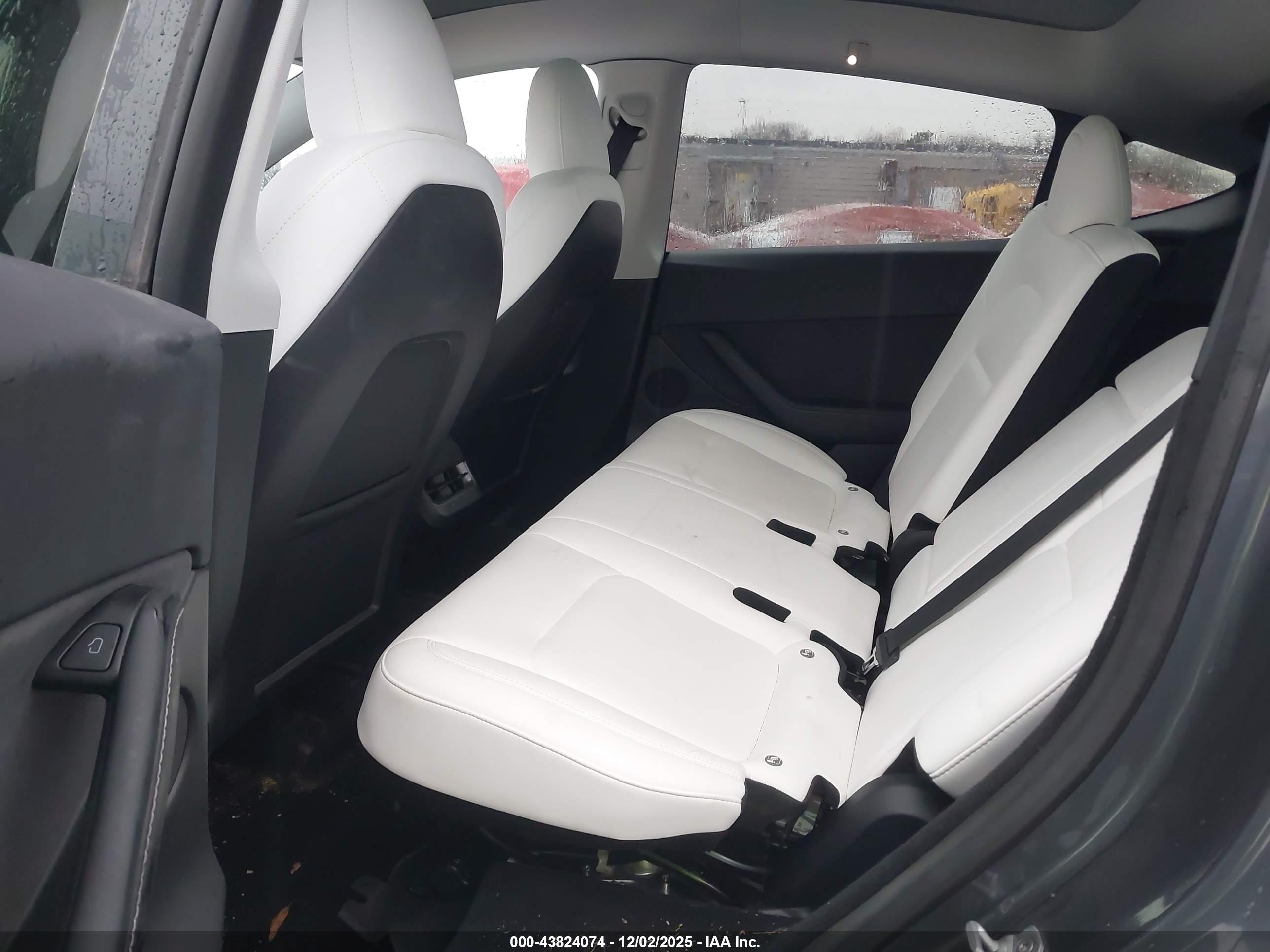 TESLA MODEL image 8