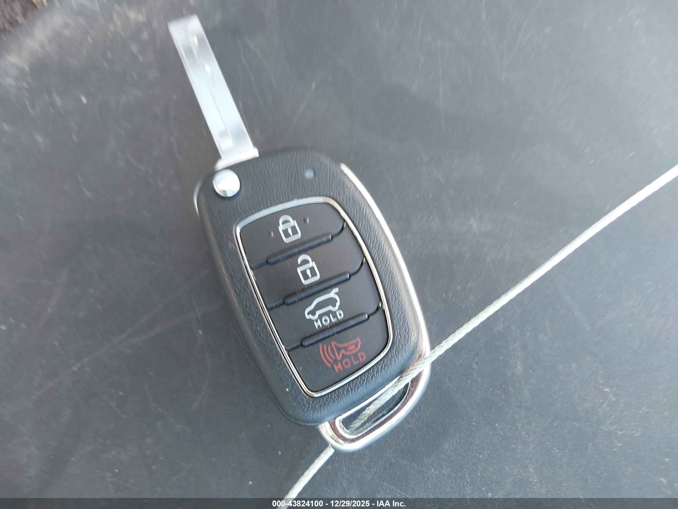 HYUNDAI SANTA image 11