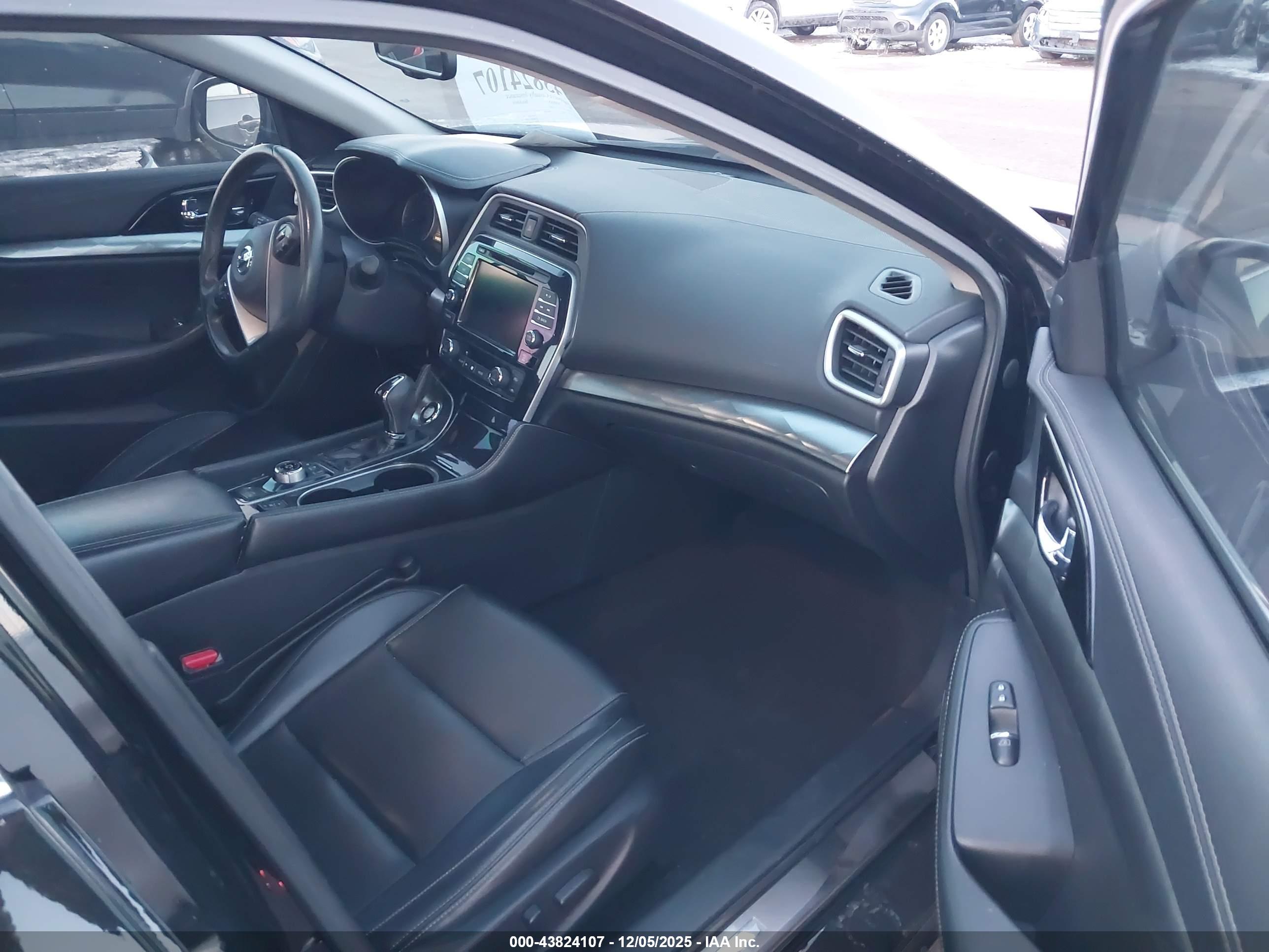 NISSAN MAXIMA image 5