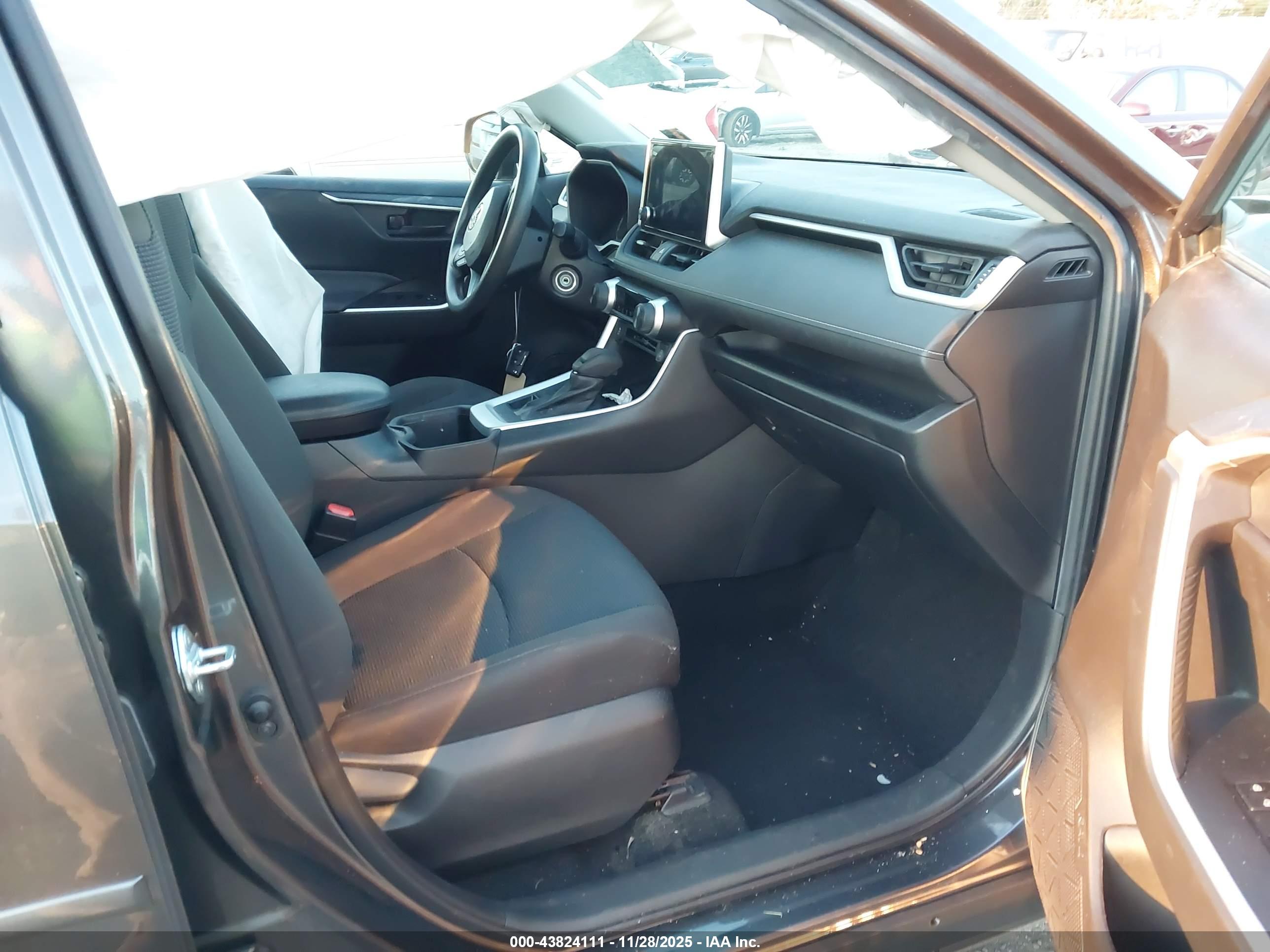 TOYOTA RAV4 image 5