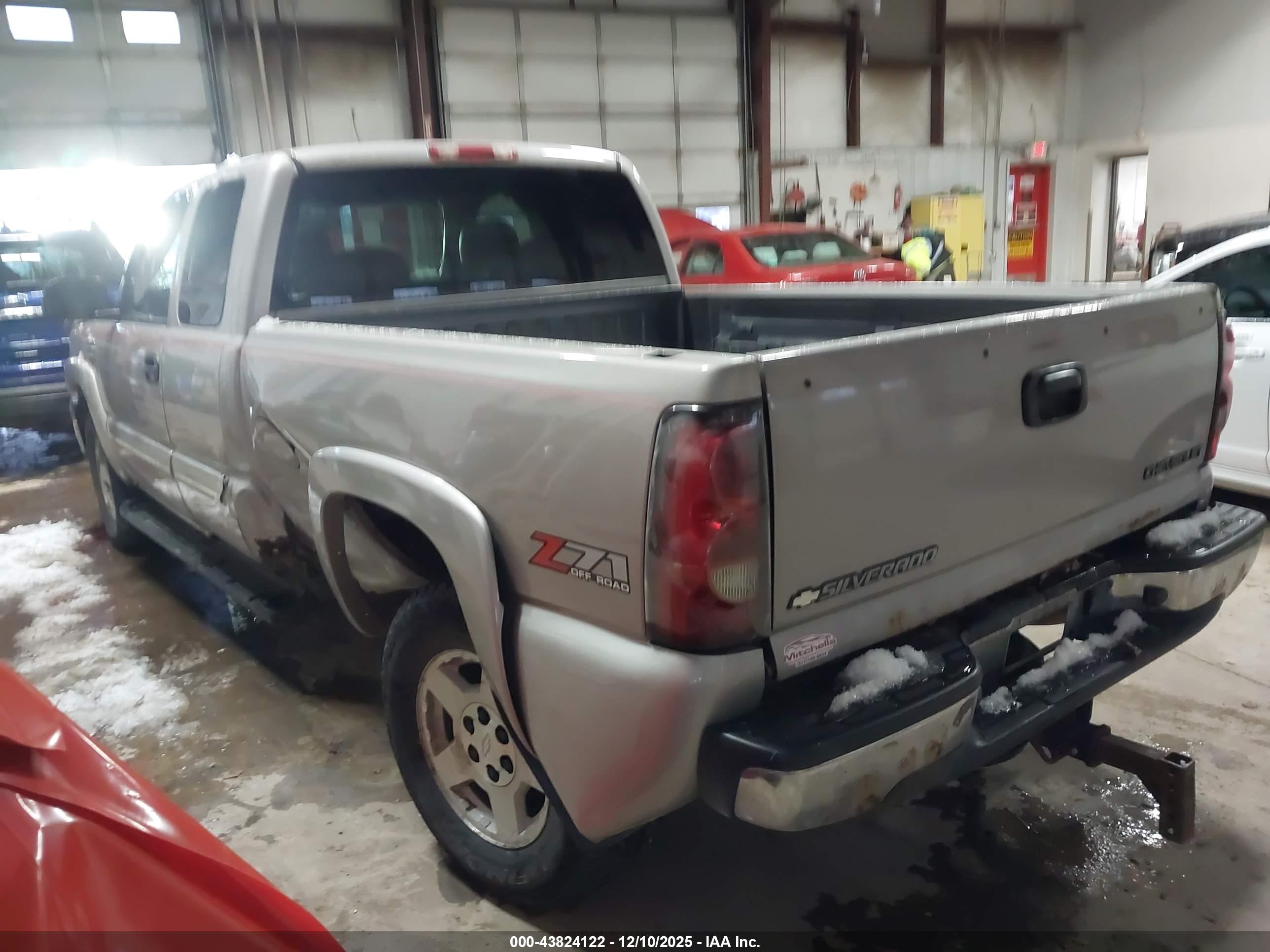 CHEVROLET SILVERADO image 3