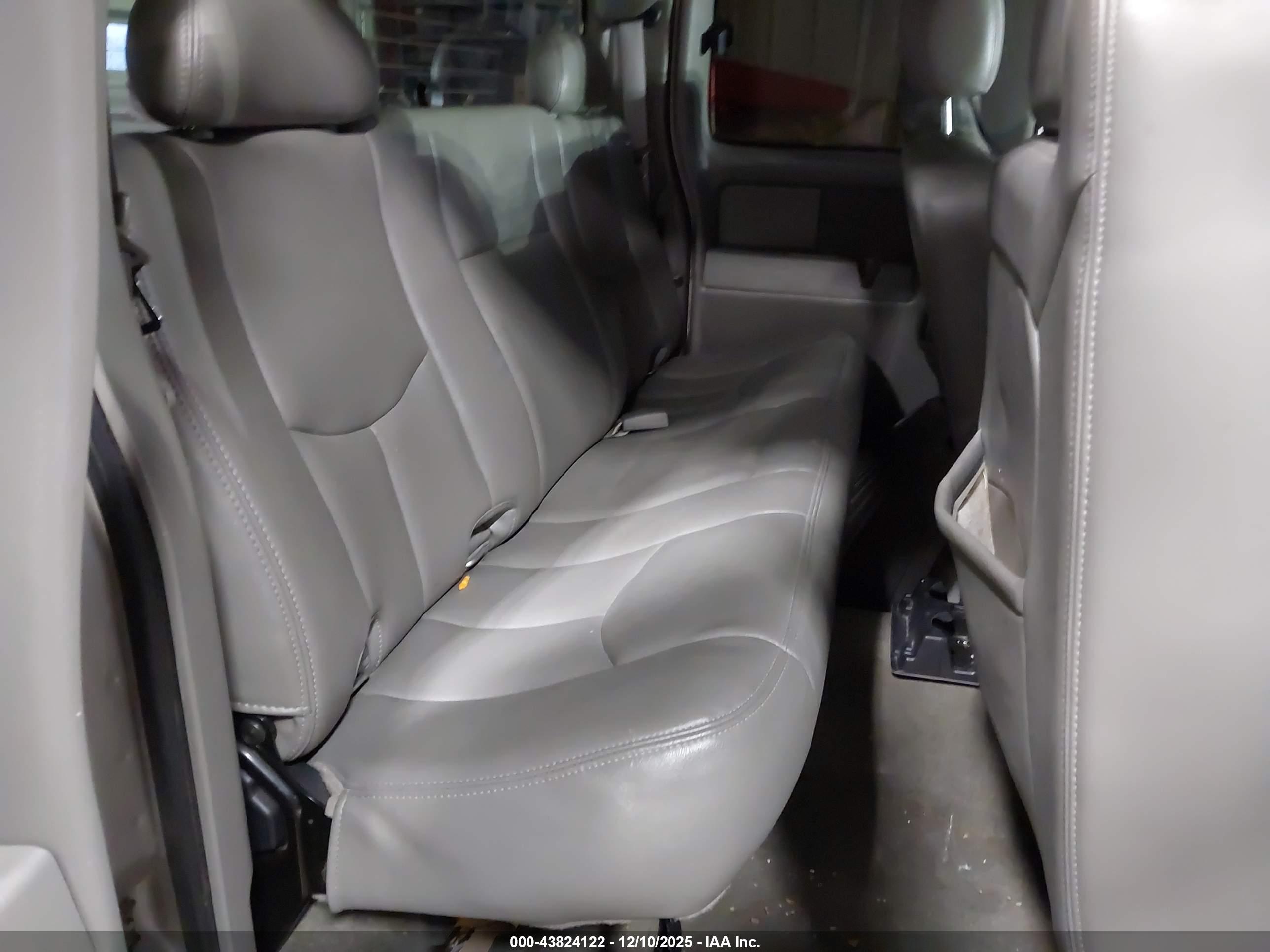 CHEVROLET SILVERADO image 8