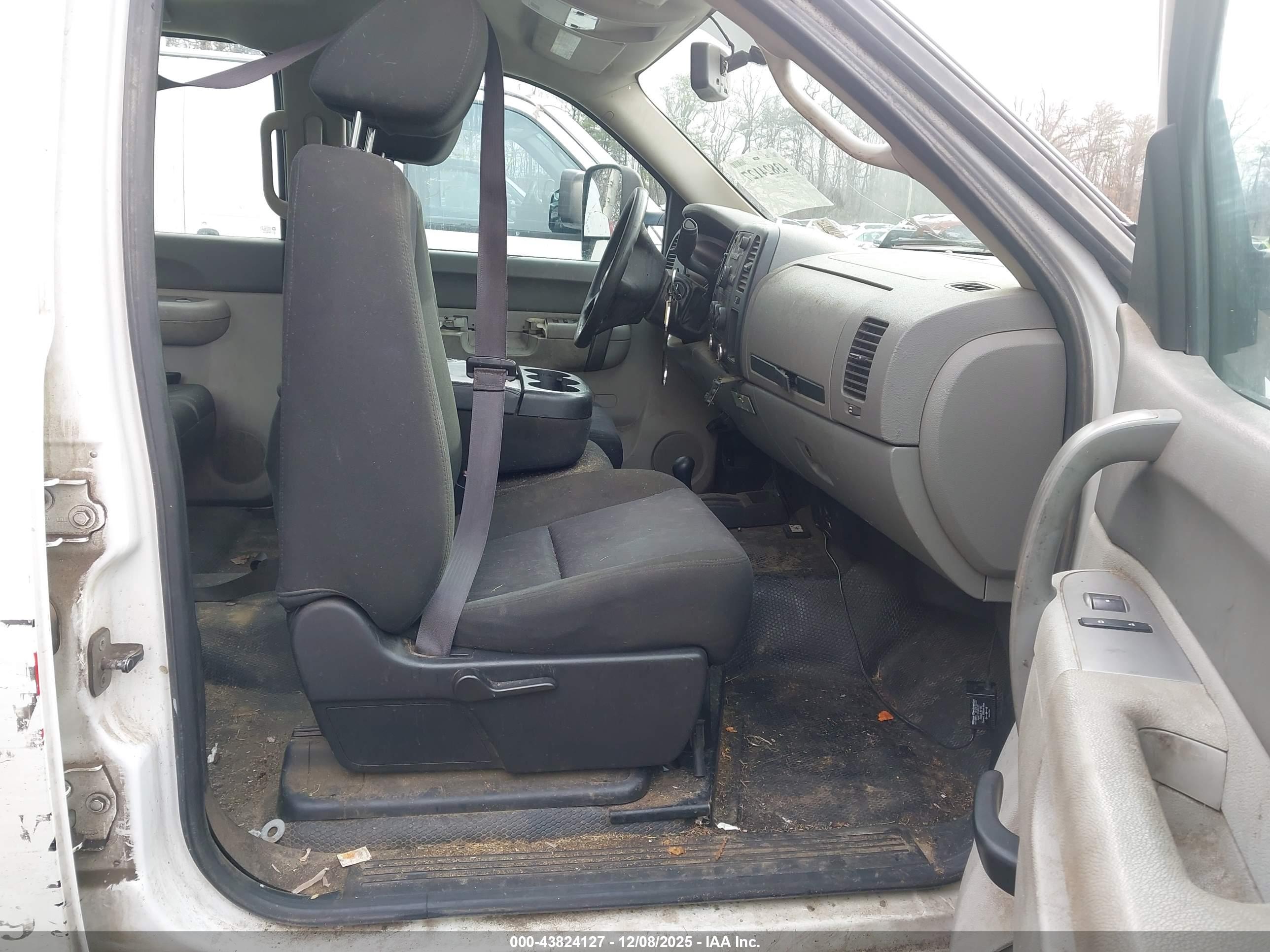 CHEVROLET SILVERADO image 5