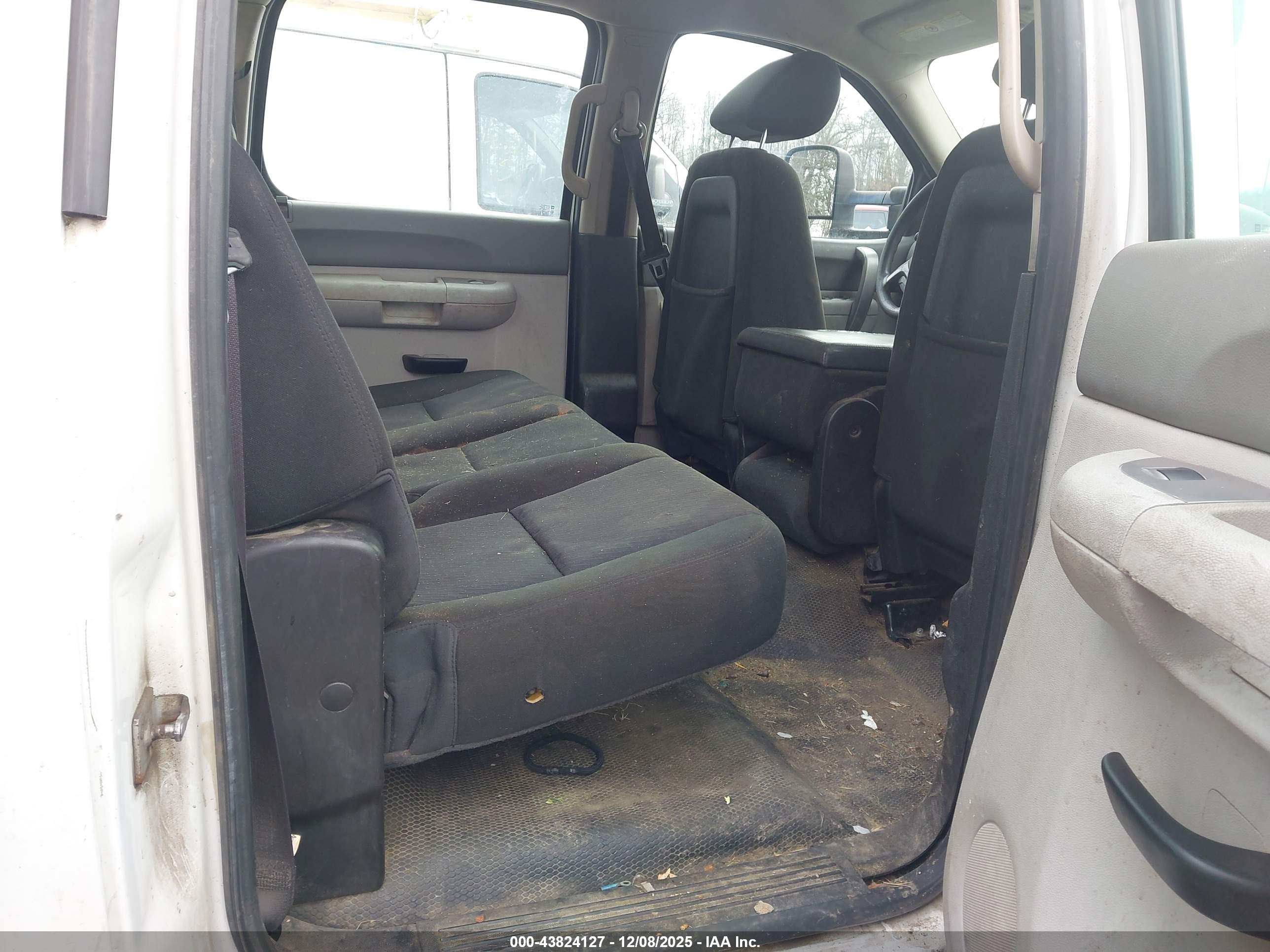 CHEVROLET SILVERADO image 8