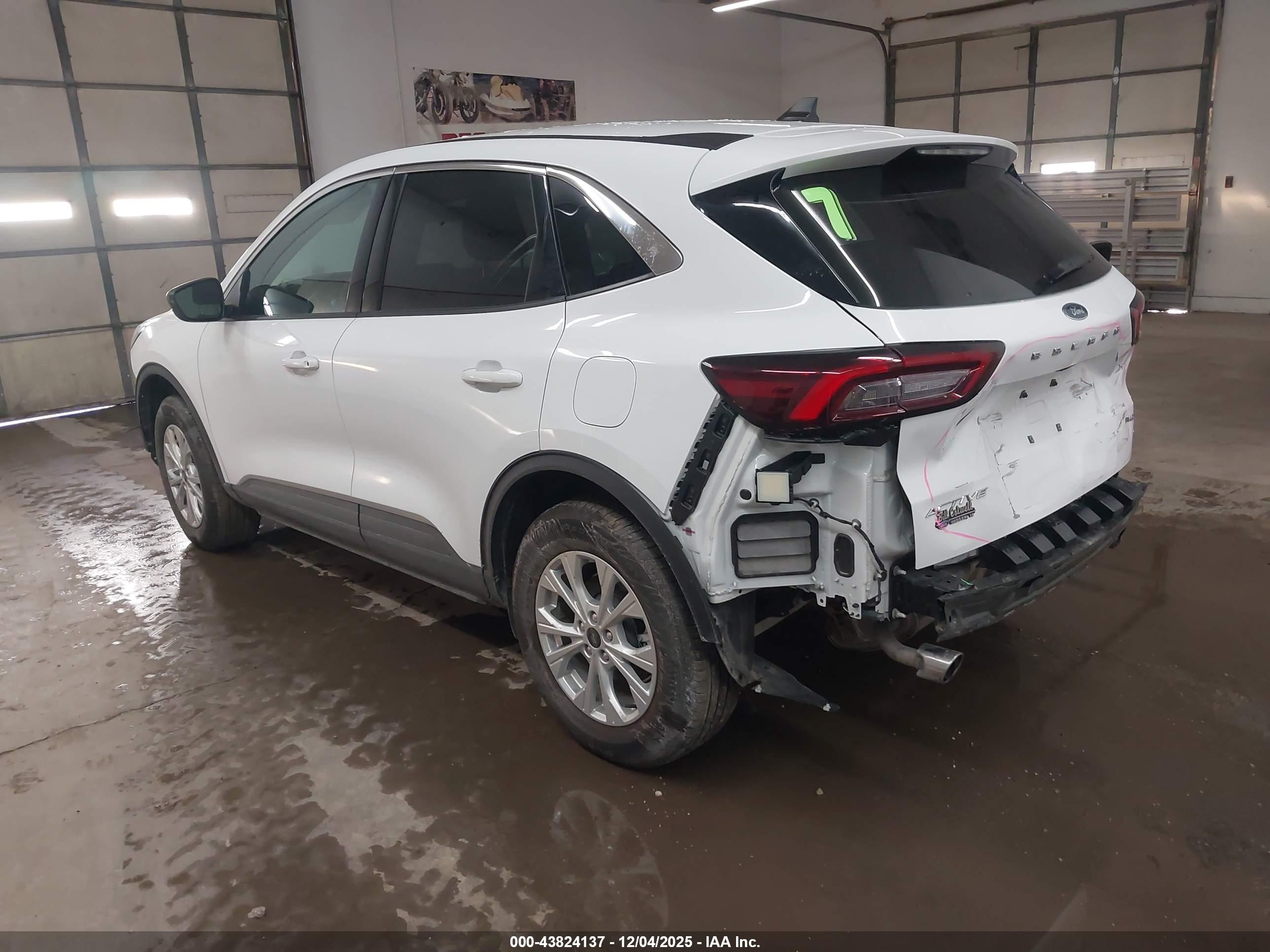 FORD ESCAPE image 3
