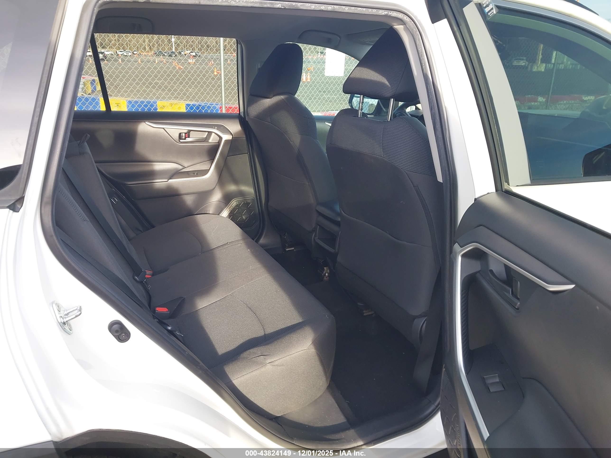 TOYOTA RAV4 image 8
