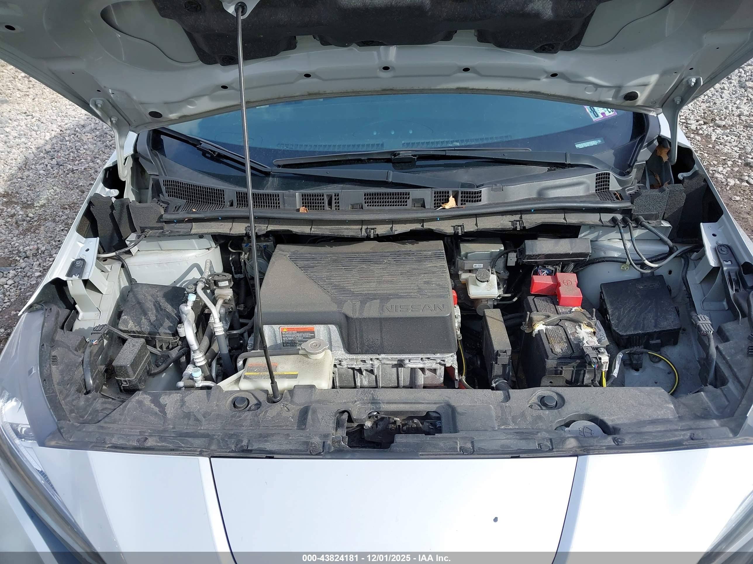 NISSAN LEAF image 10