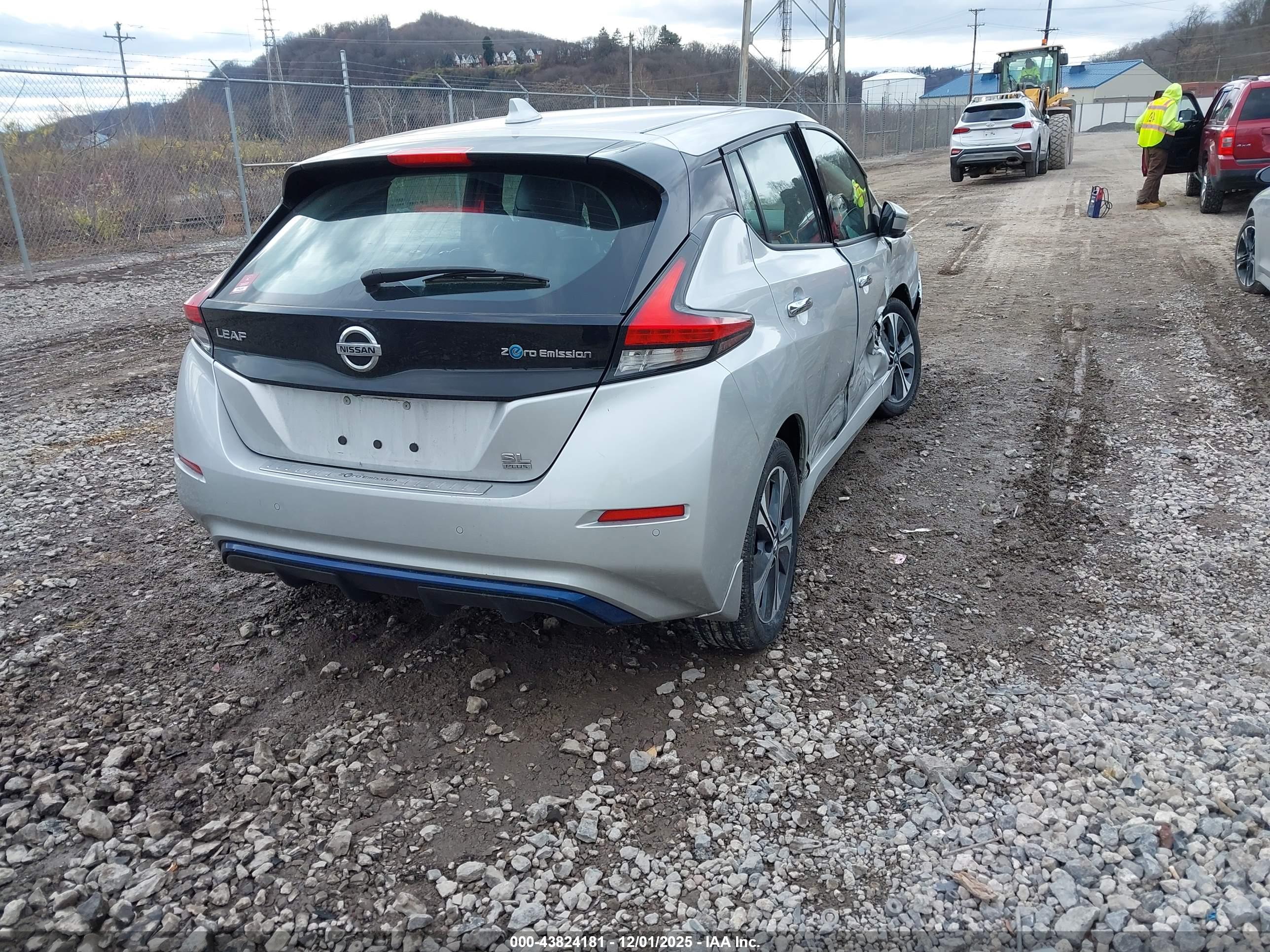 NISSAN LEAF image 4
