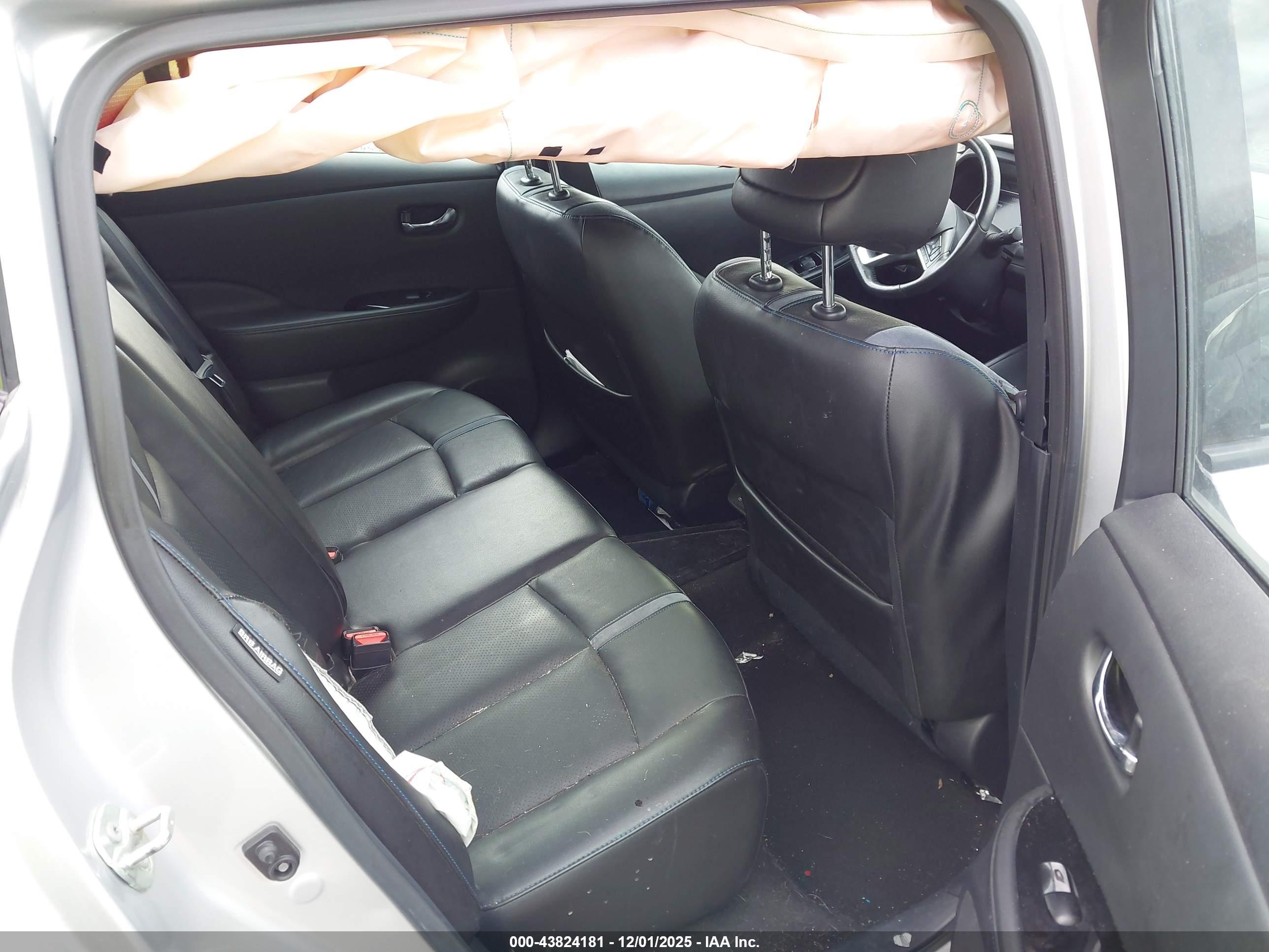 NISSAN LEAF image 8
