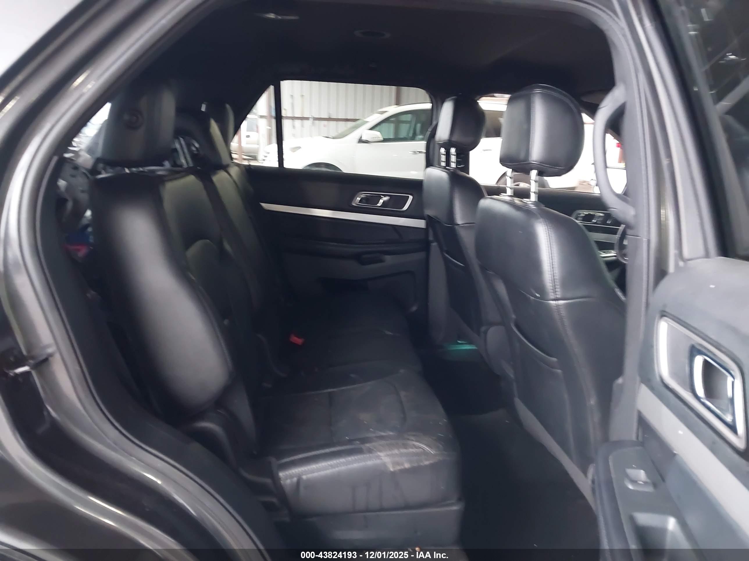 FORD EXPLORER image 8