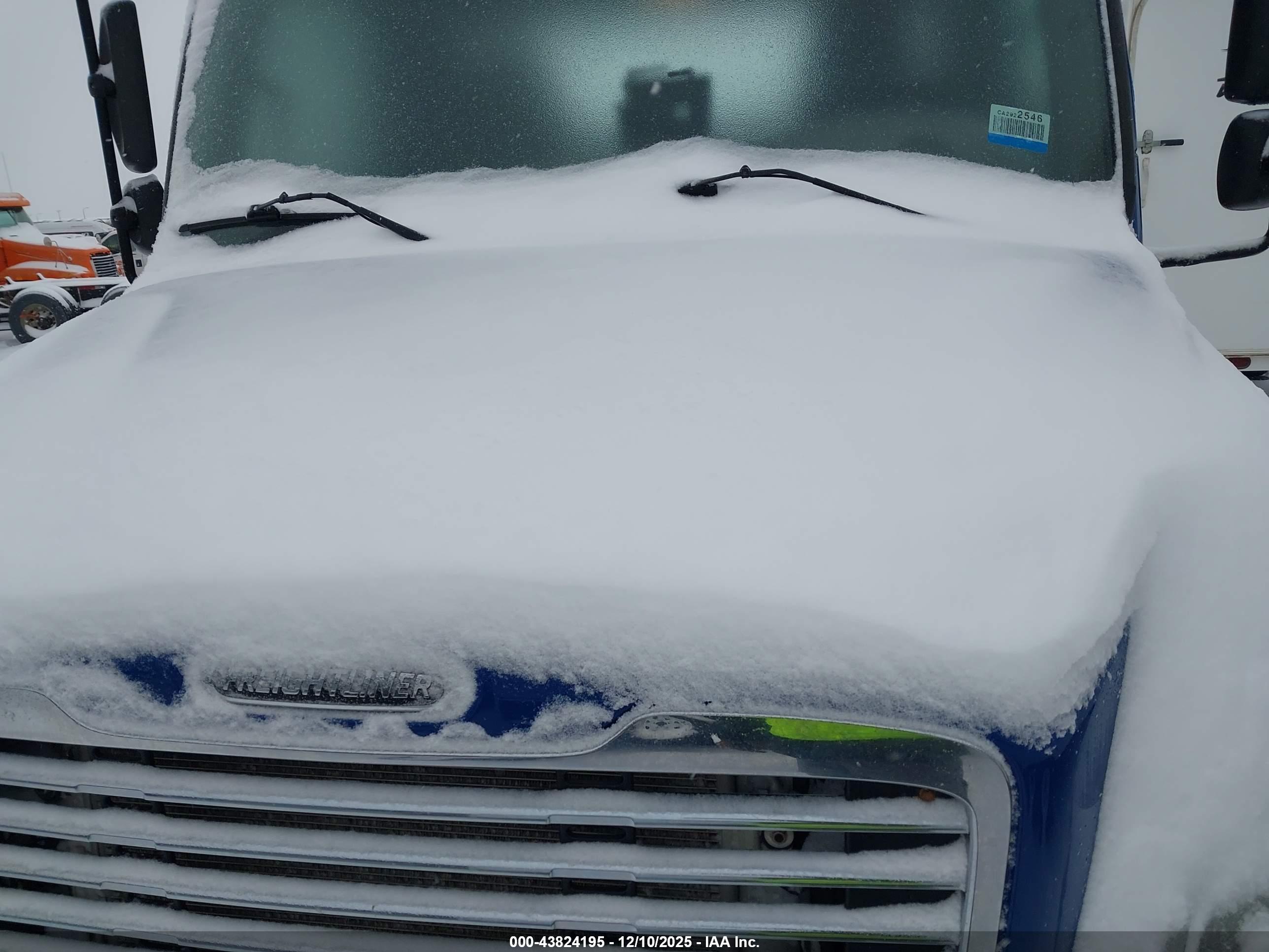 FREIGHTLINER M2 image 10