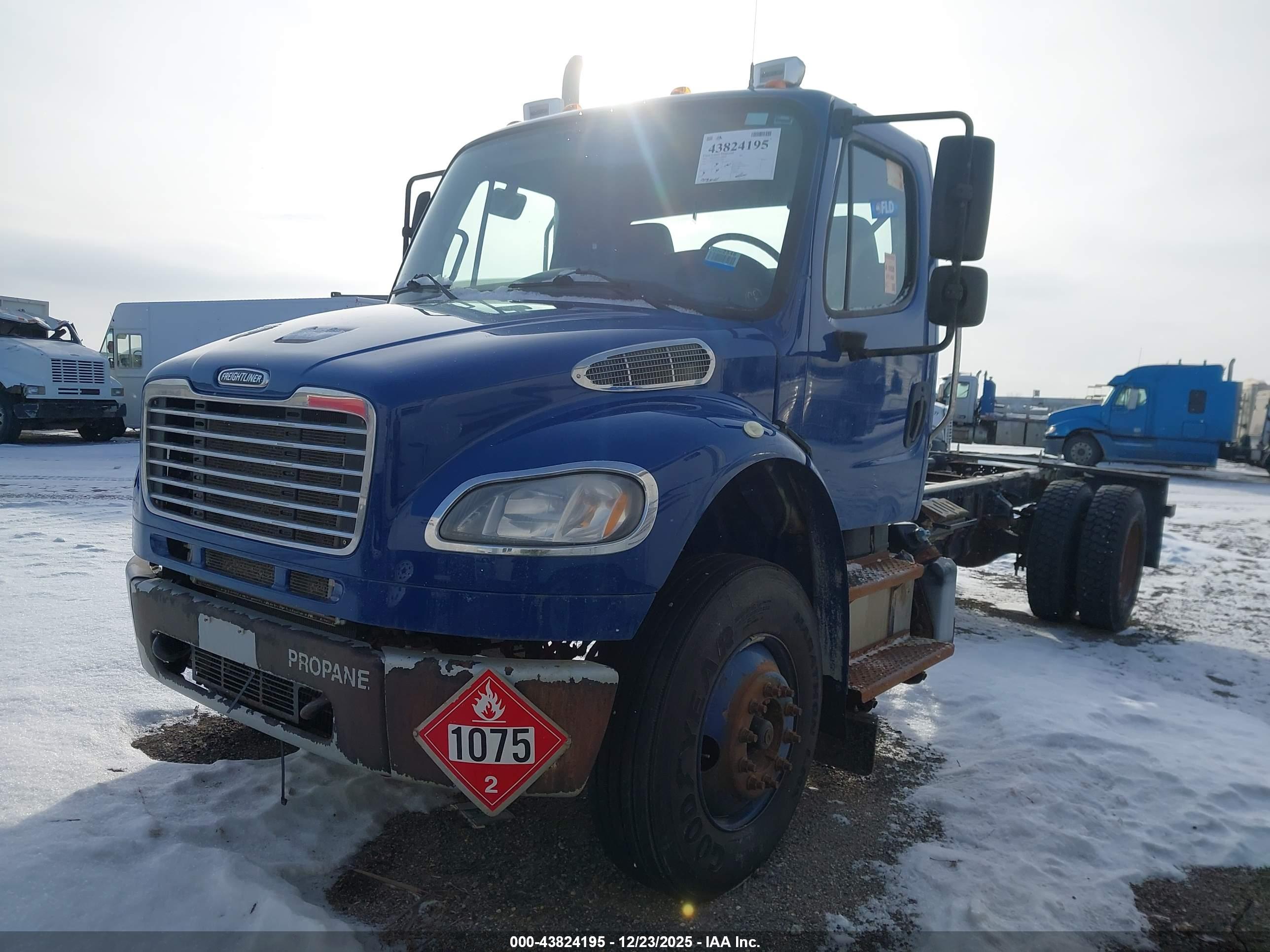 FREIGHTLINER M2 image 2