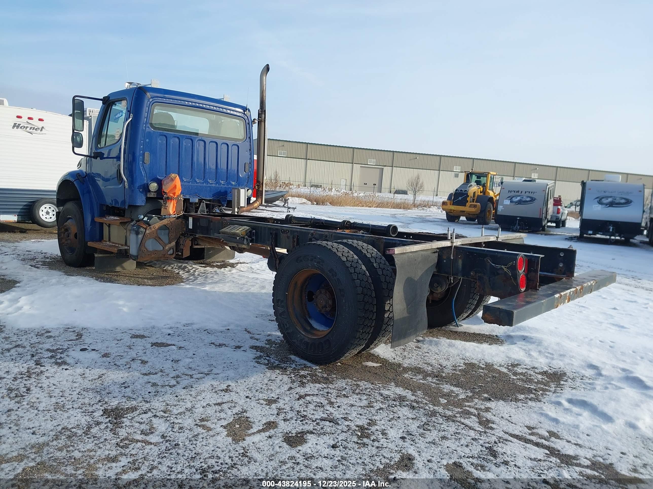 FREIGHTLINER M2 image 3