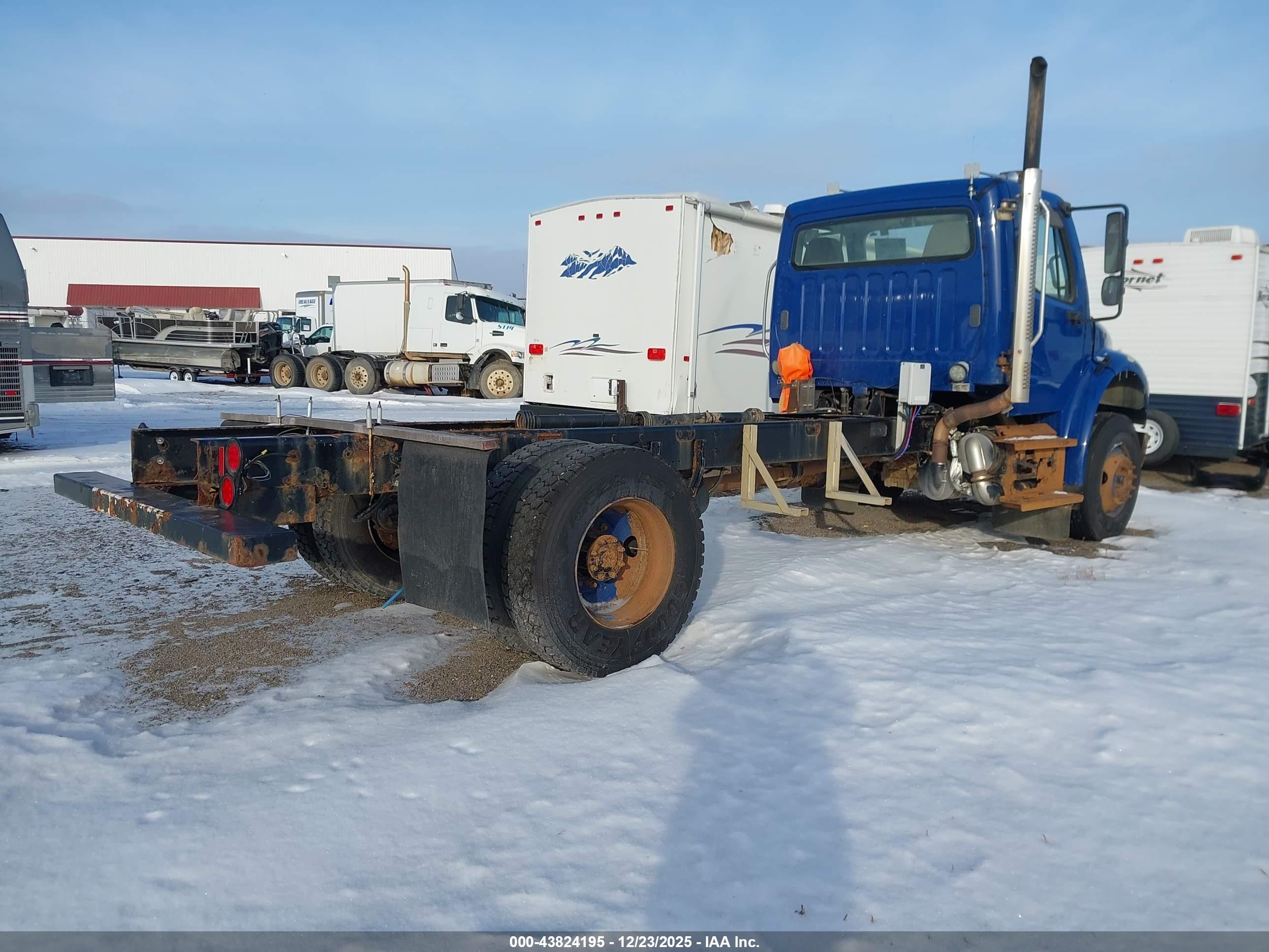 FREIGHTLINER M2 image 4