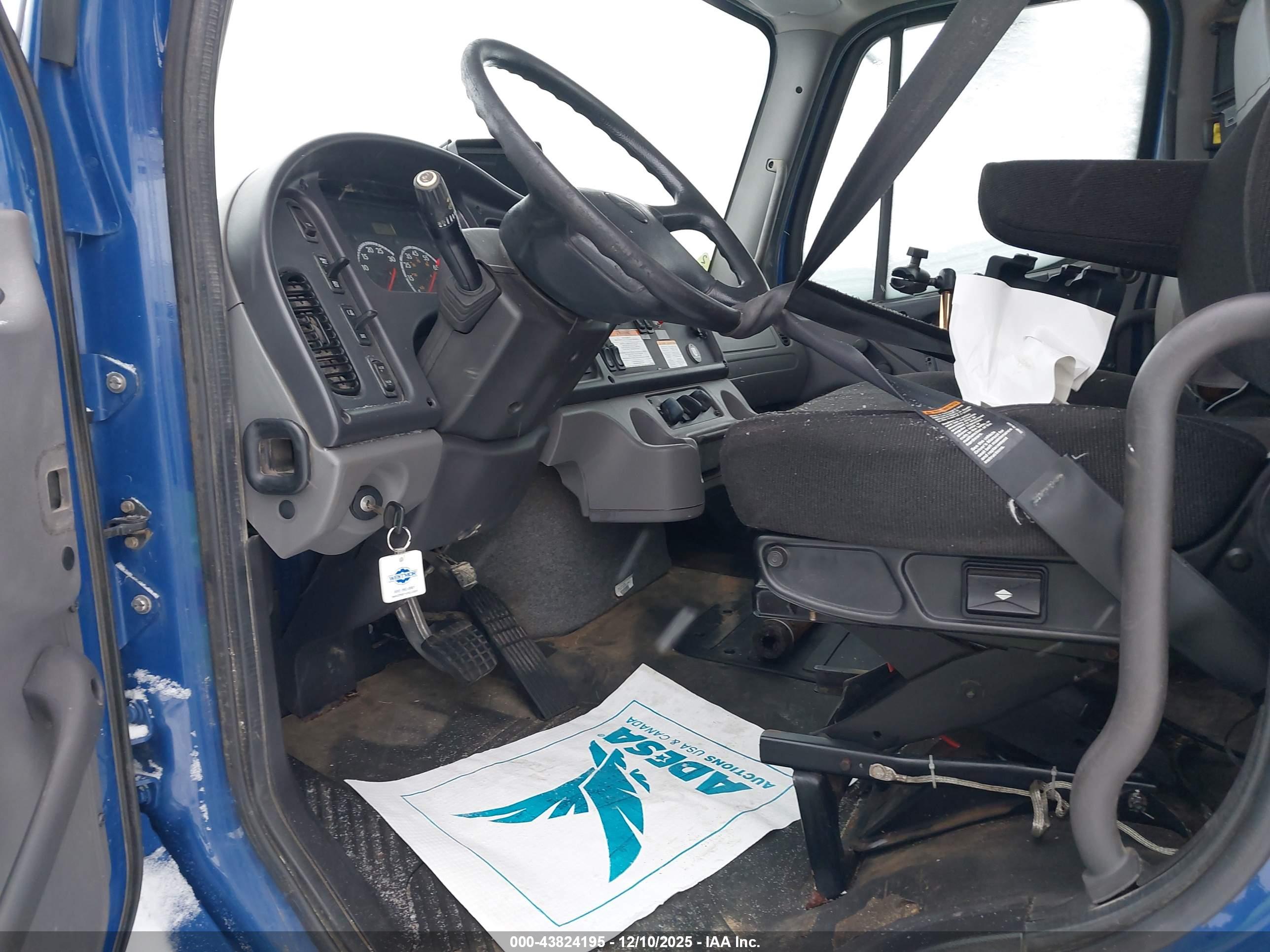 FREIGHTLINER M2 image 7