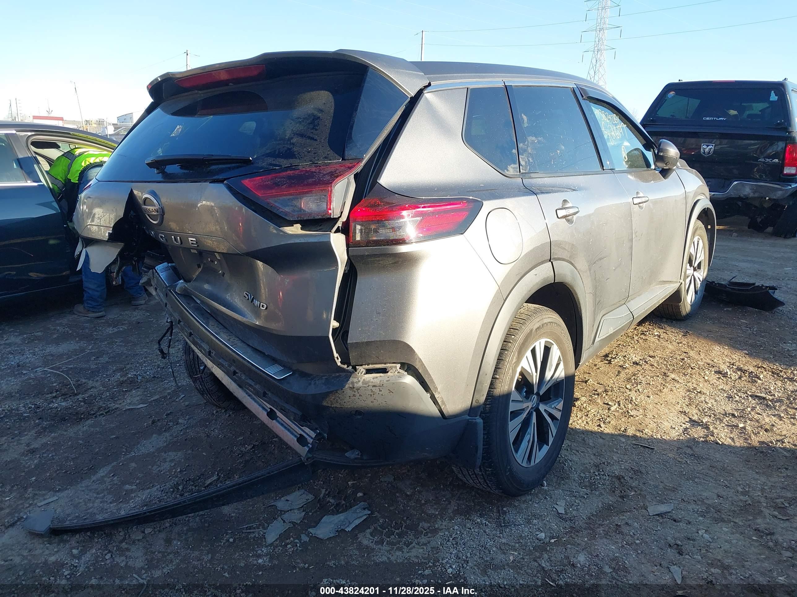 NISSAN ROGUE image 4