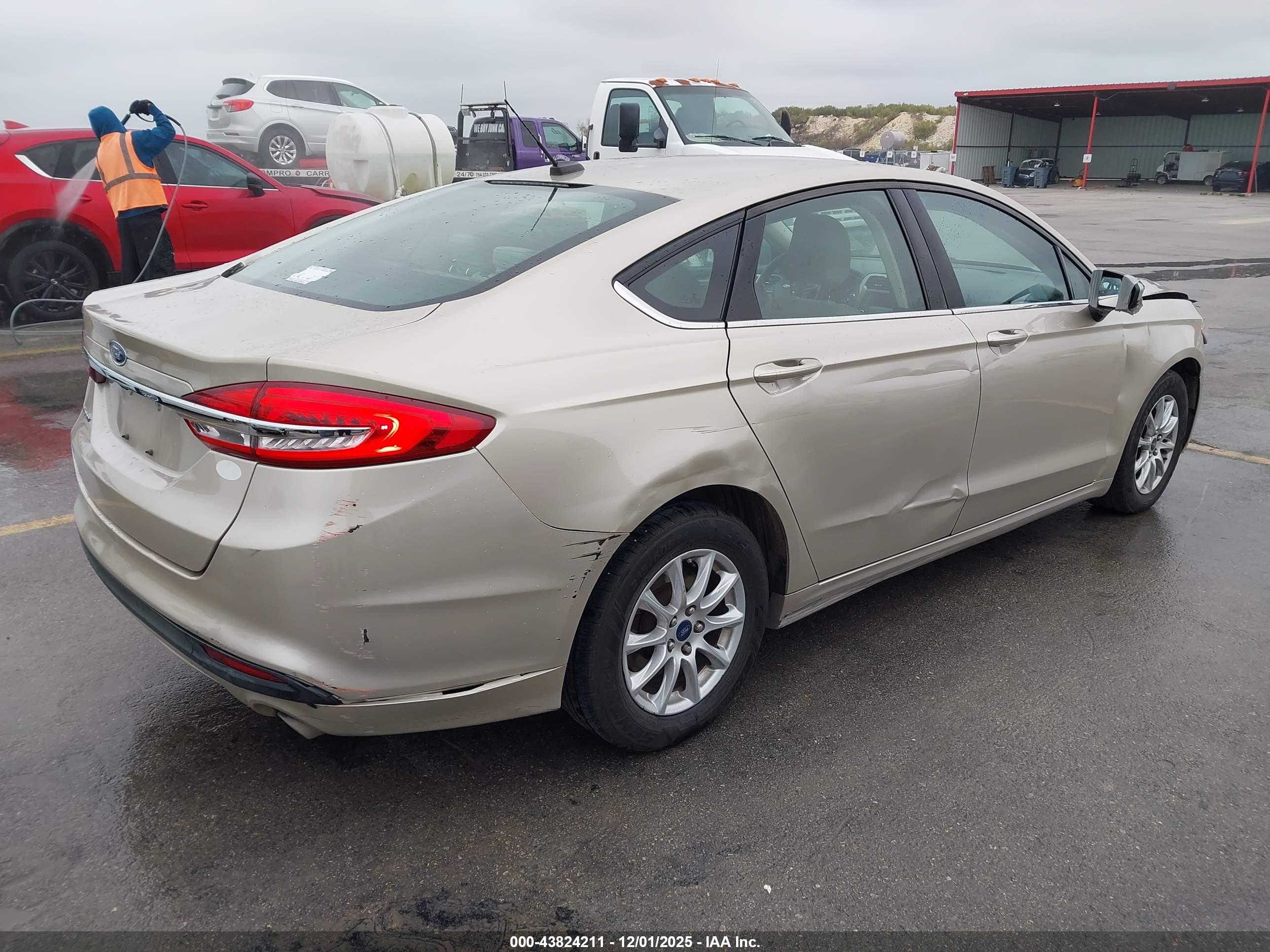 FORD FUSION image 4