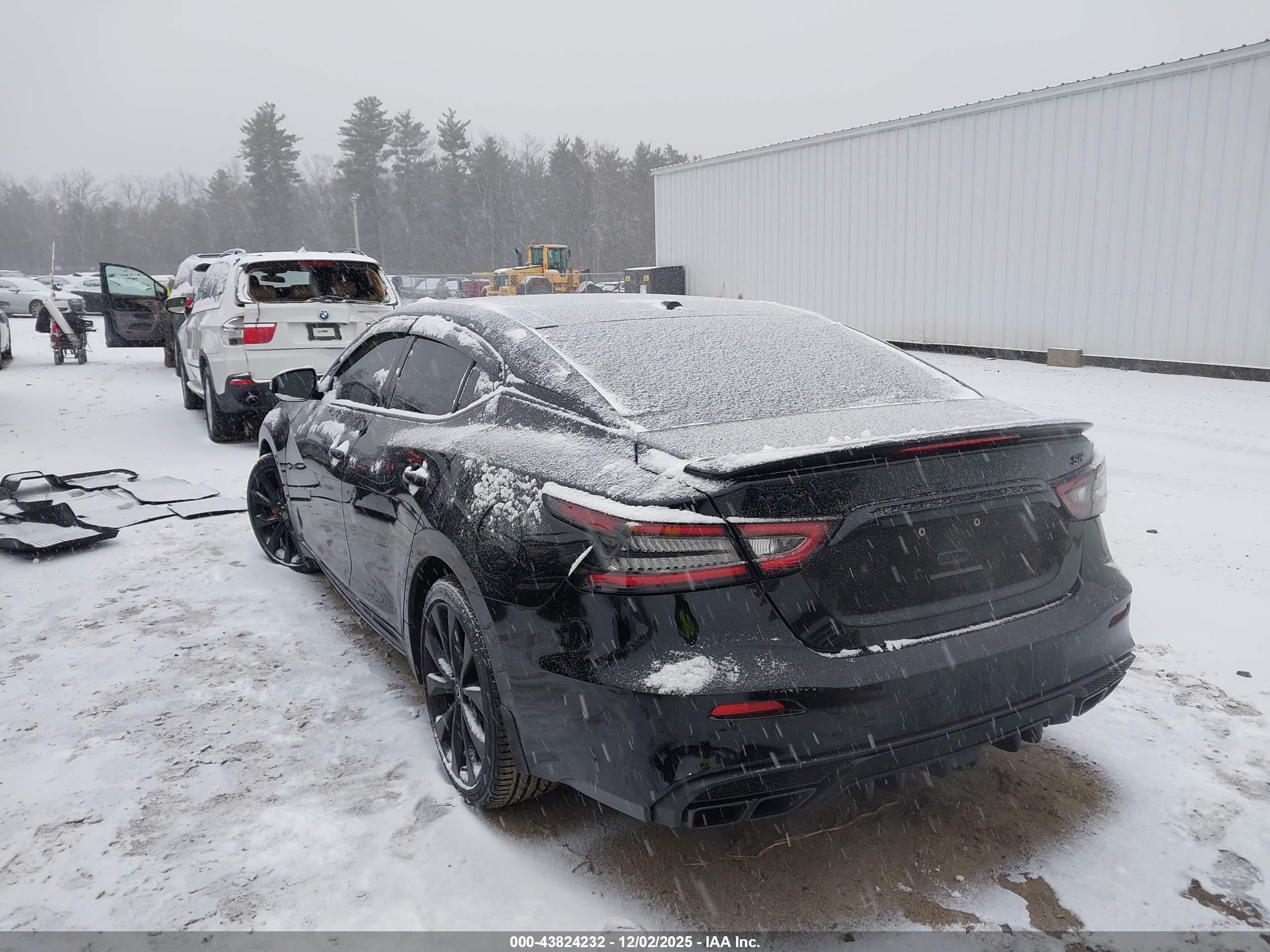 NISSAN MAXIMA image 3