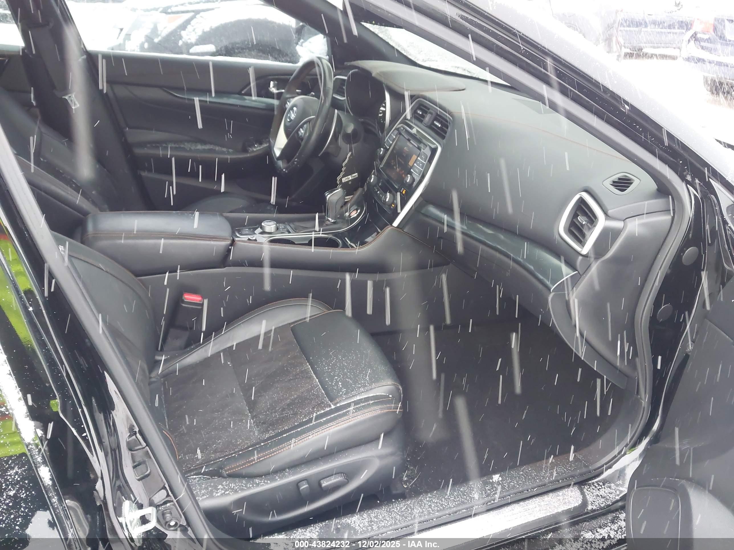 NISSAN MAXIMA image 5