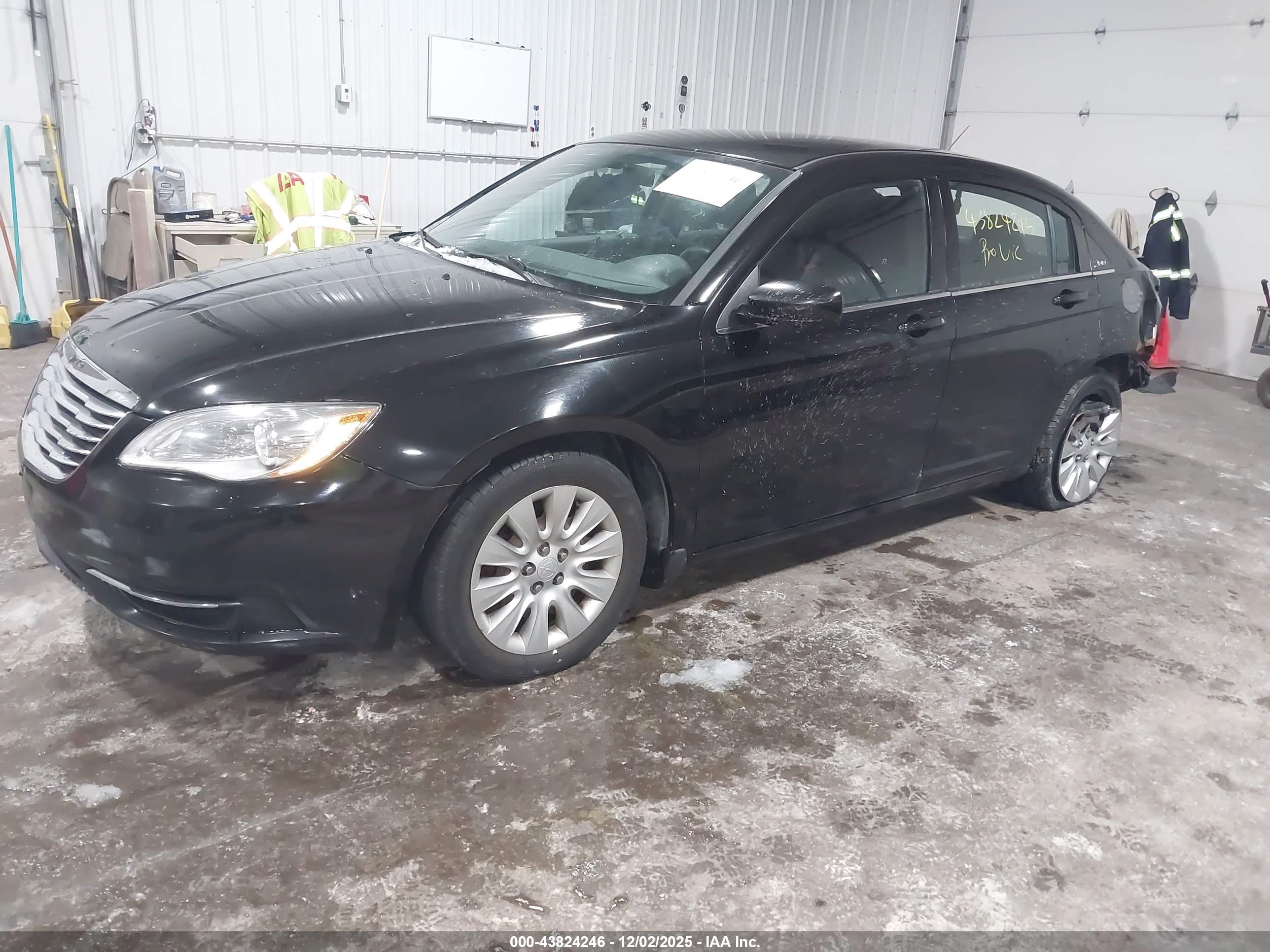 CHRYSLER 200 image 2