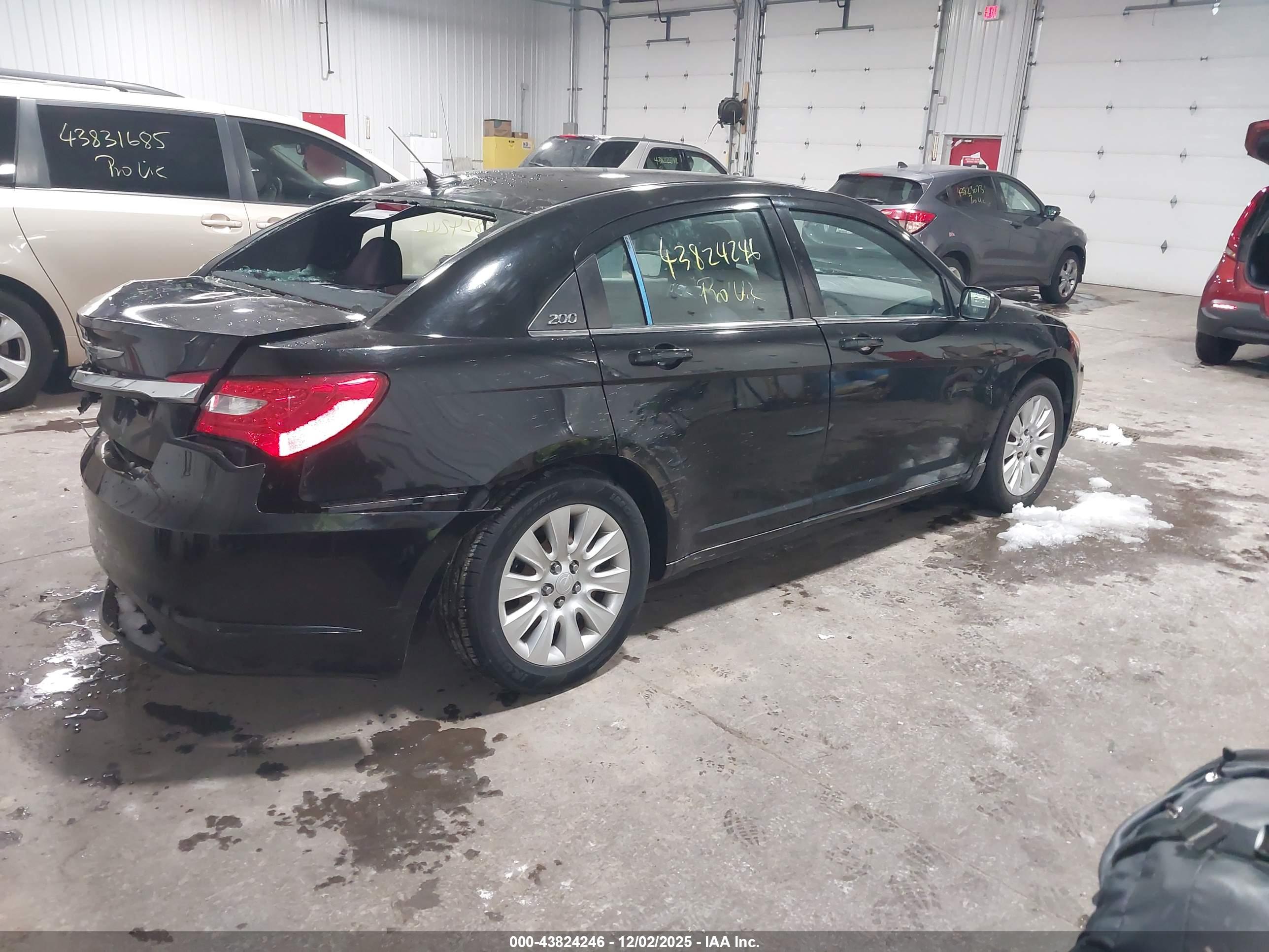 CHRYSLER 200 image 4