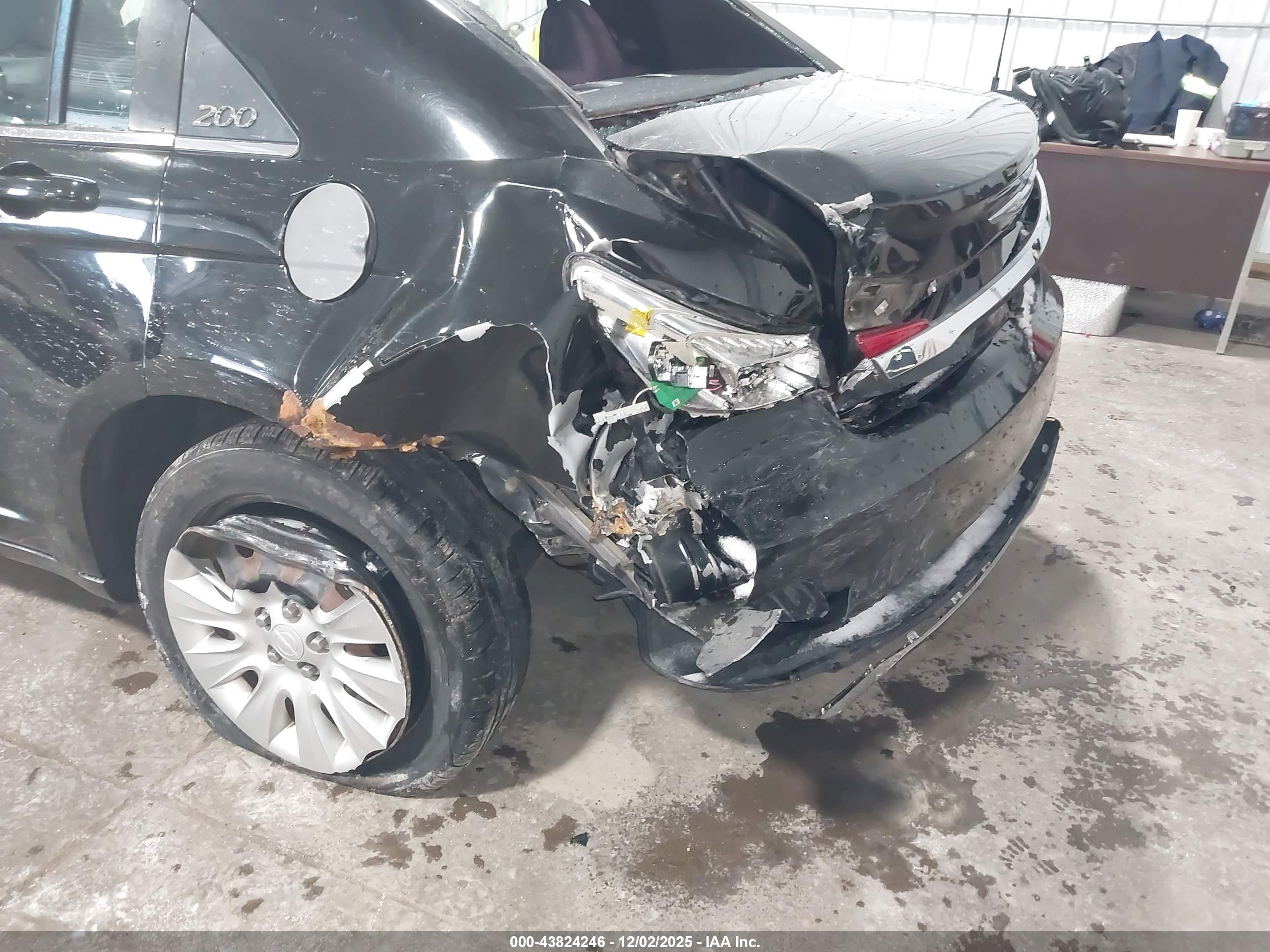 CHRYSLER 200 image 6