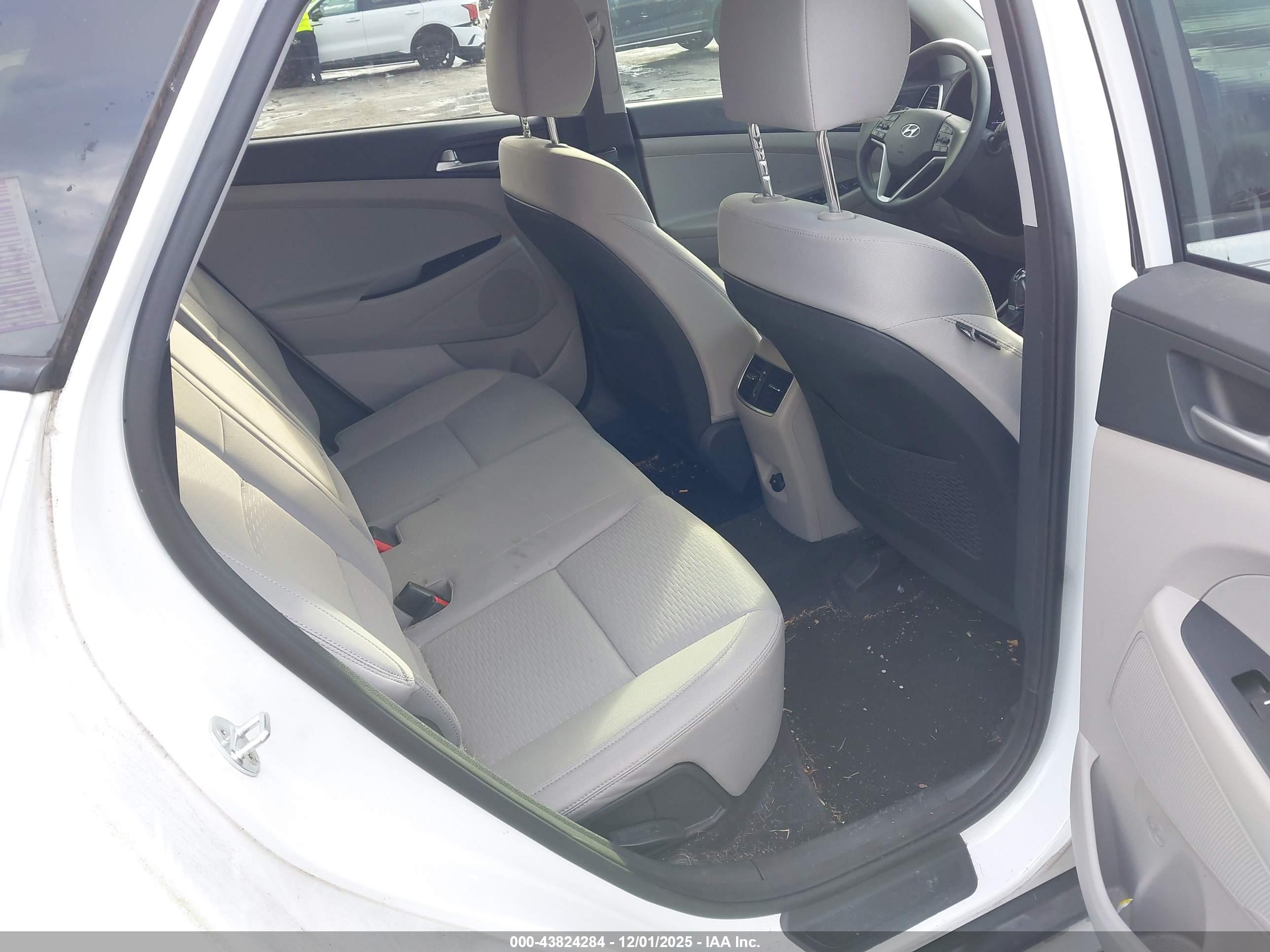 HYUNDAI TUCSON image 8