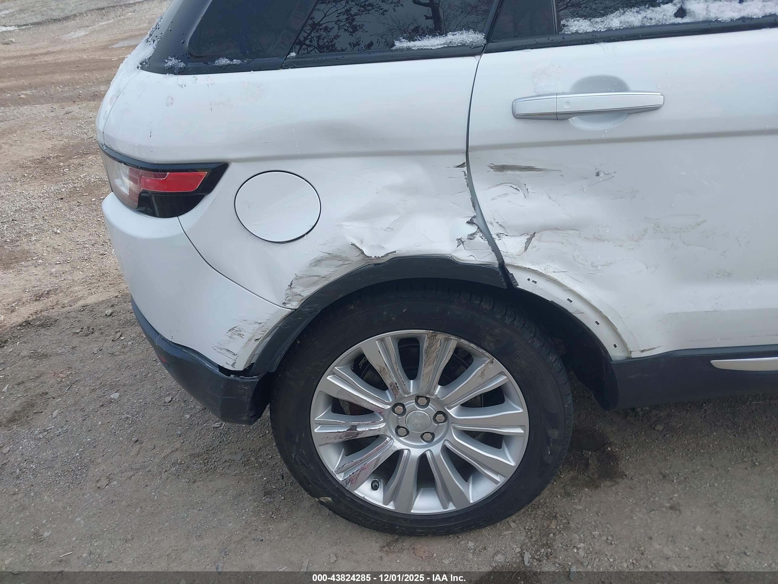 LAND ROVER image 6