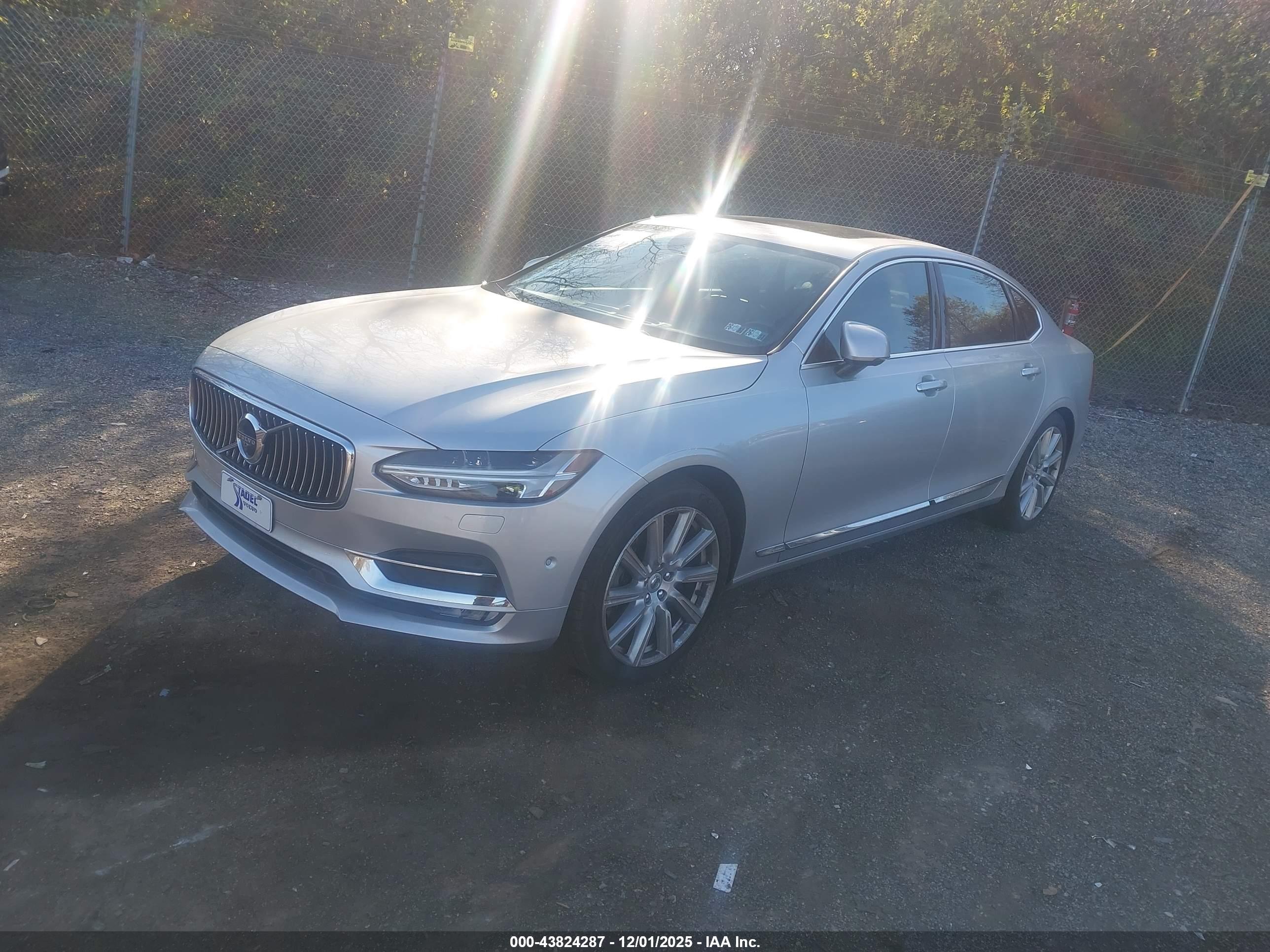 VOLVO S90 image 2