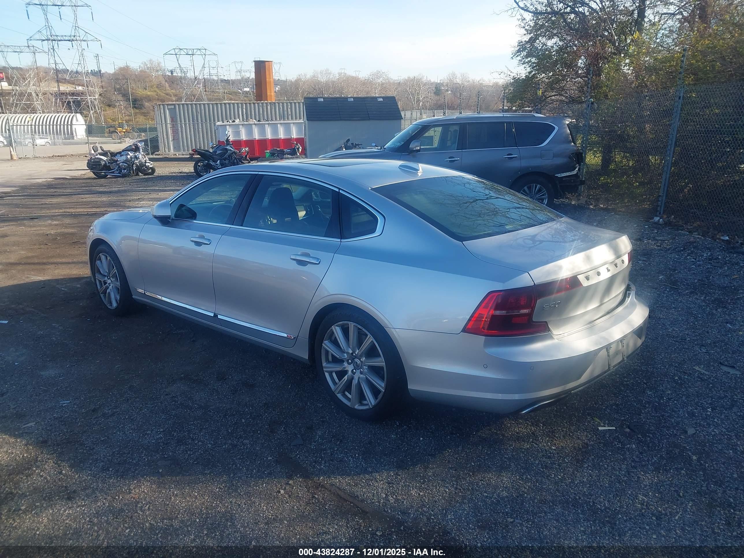 VOLVO S90 image 3