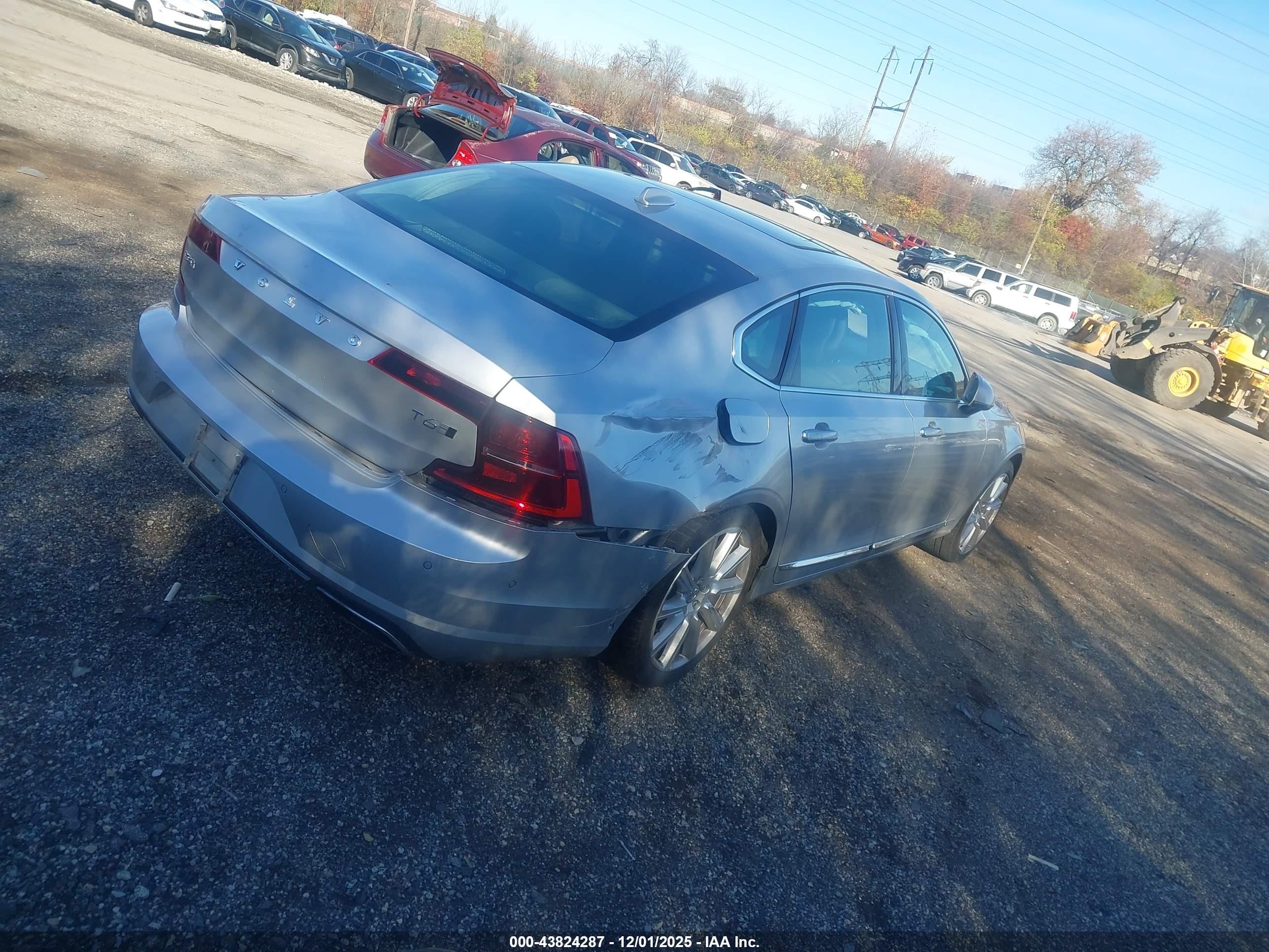 VOLVO S90 image 4