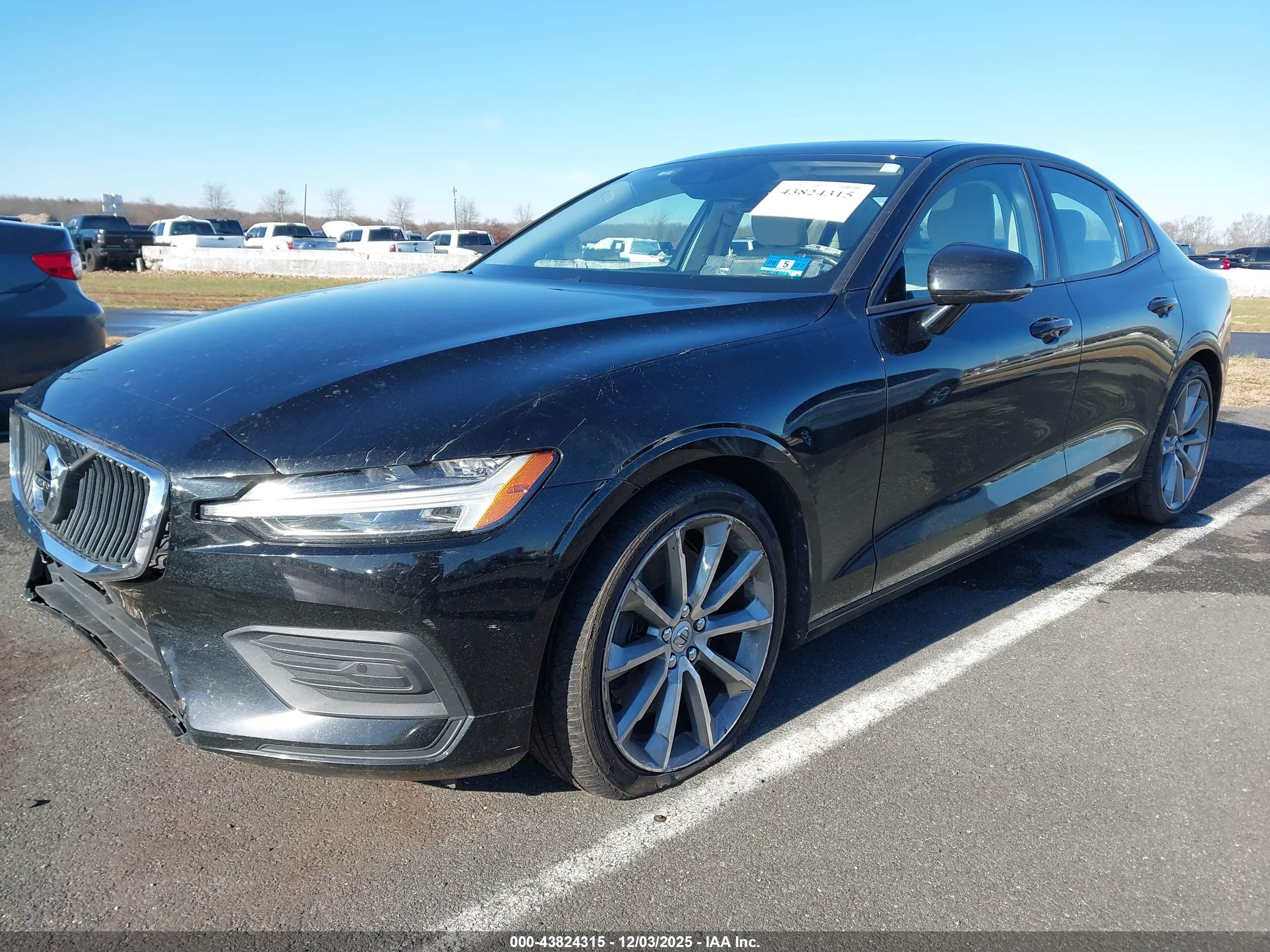 VOLVO S60 image 2