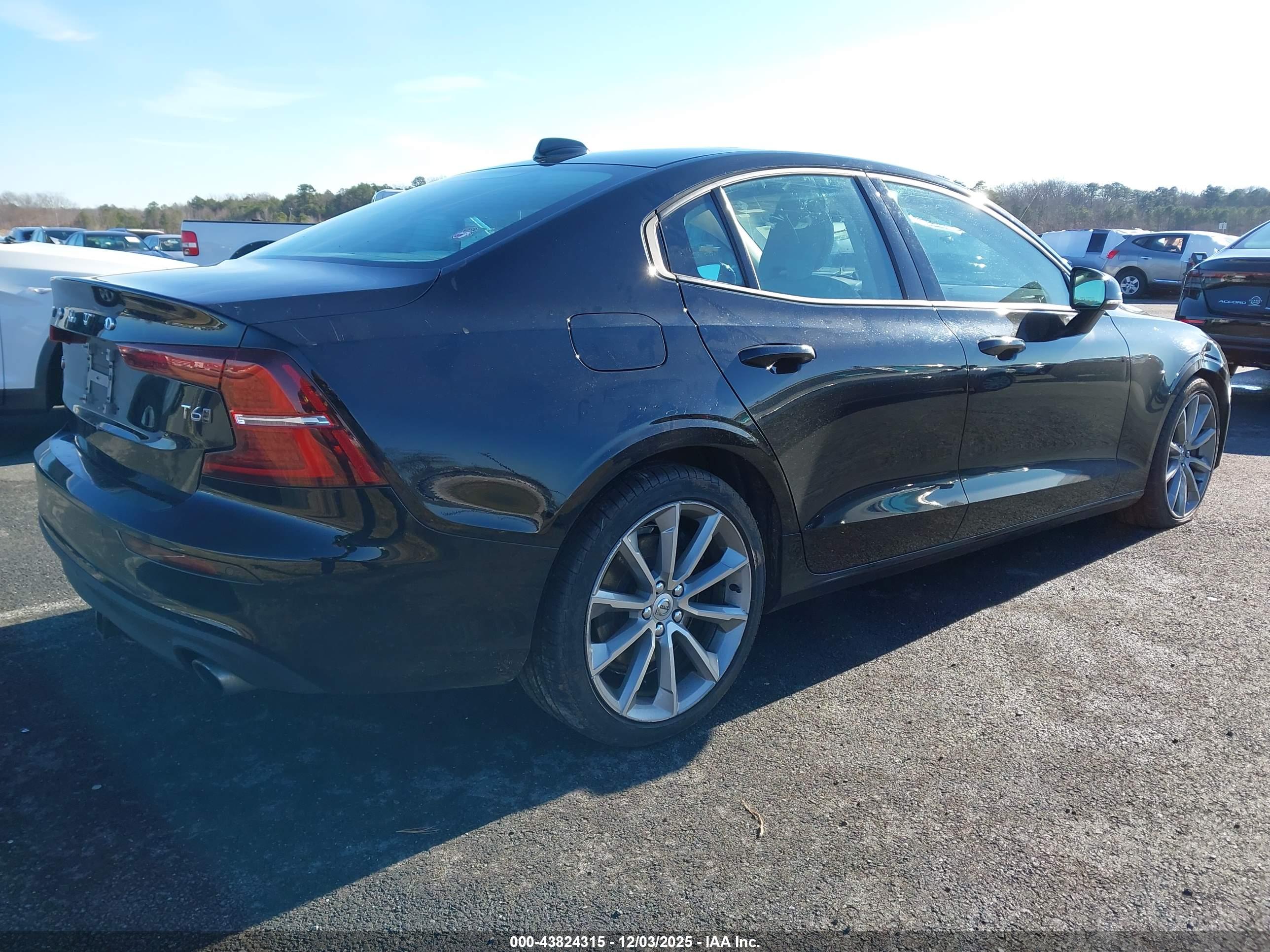 VOLVO S60 image 4