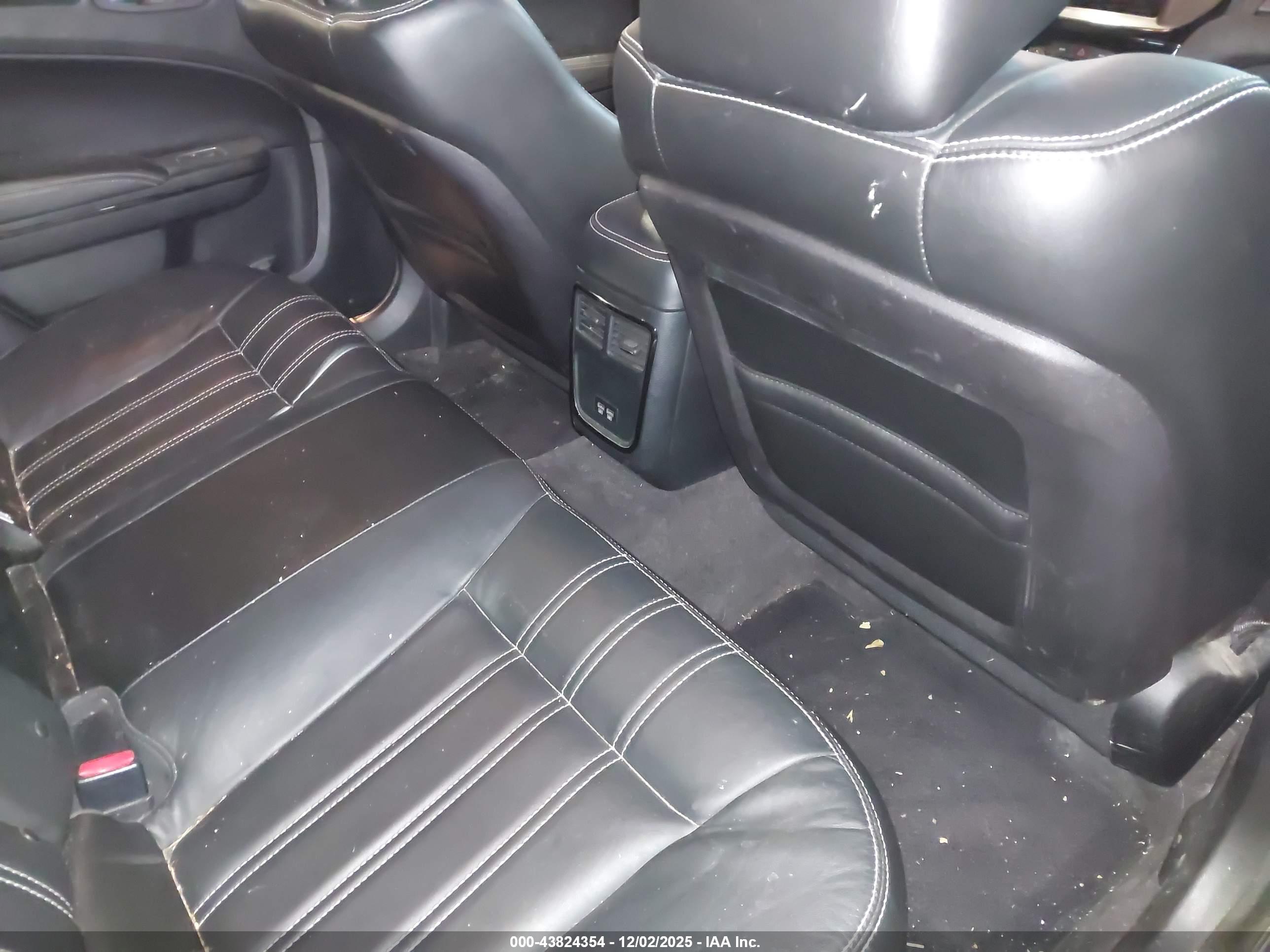 CHRYSLER 300 image 8