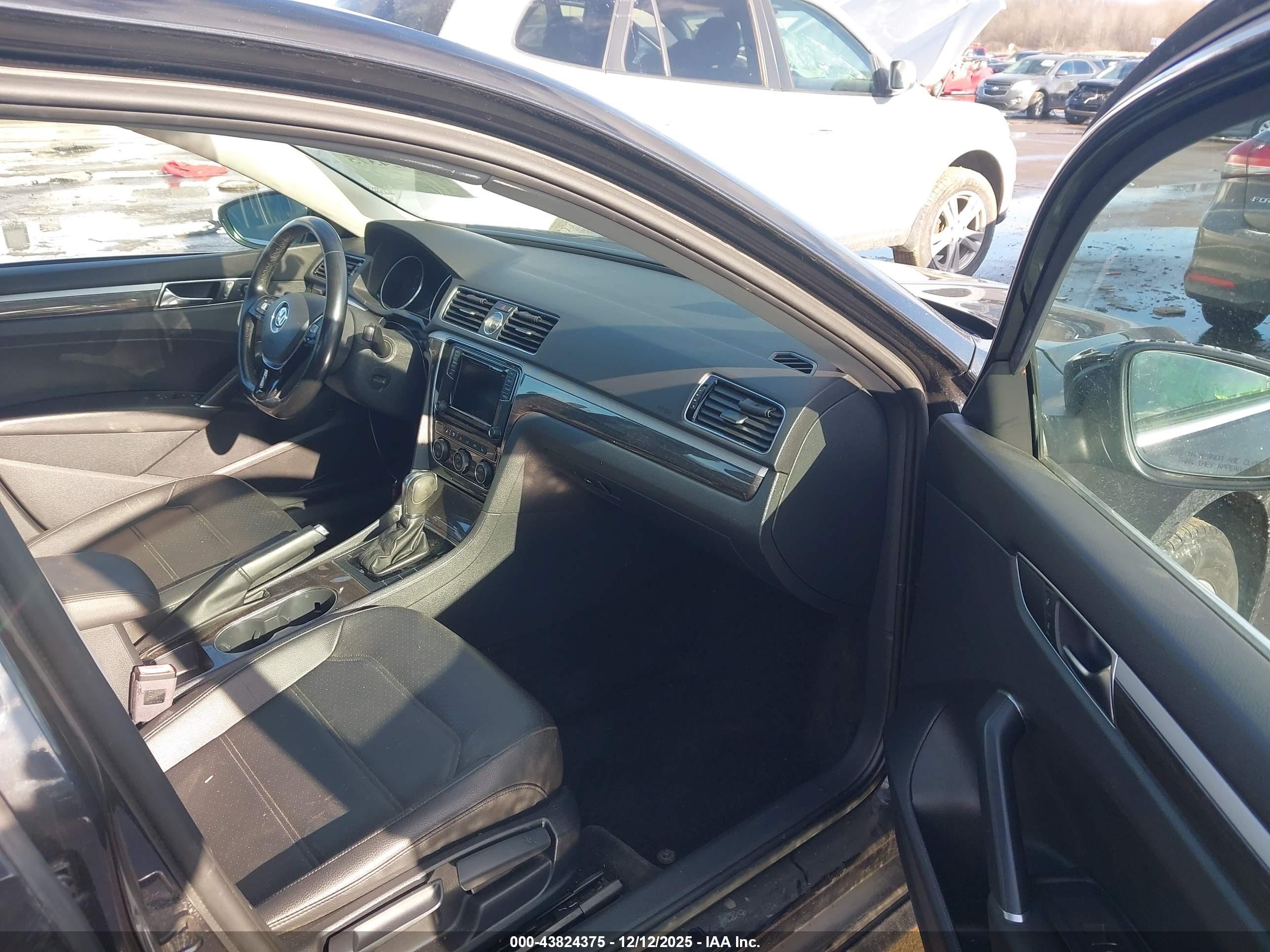 VOLKSWAGEN PASSAT image 5