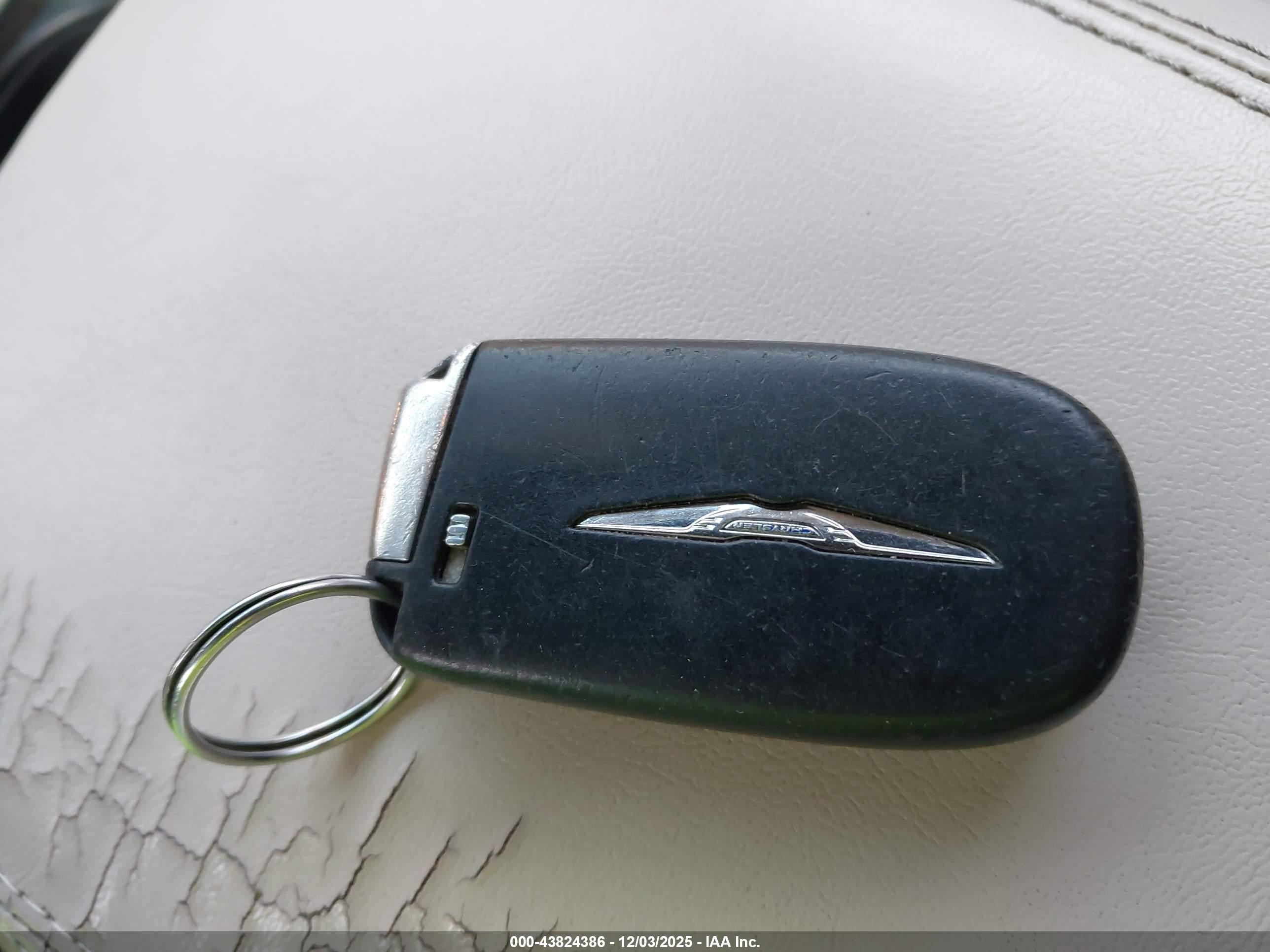 CHRYSLER 200 image 11