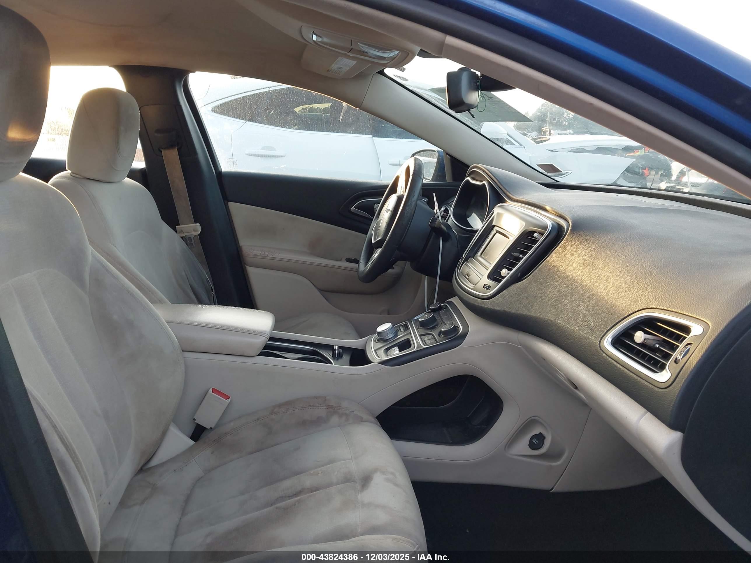 CHRYSLER 200 image 5