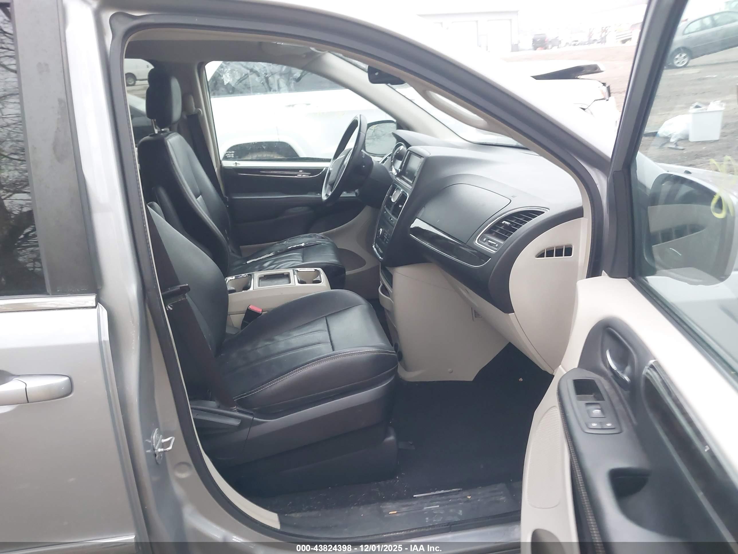 CHRYSLER TOWN image 5