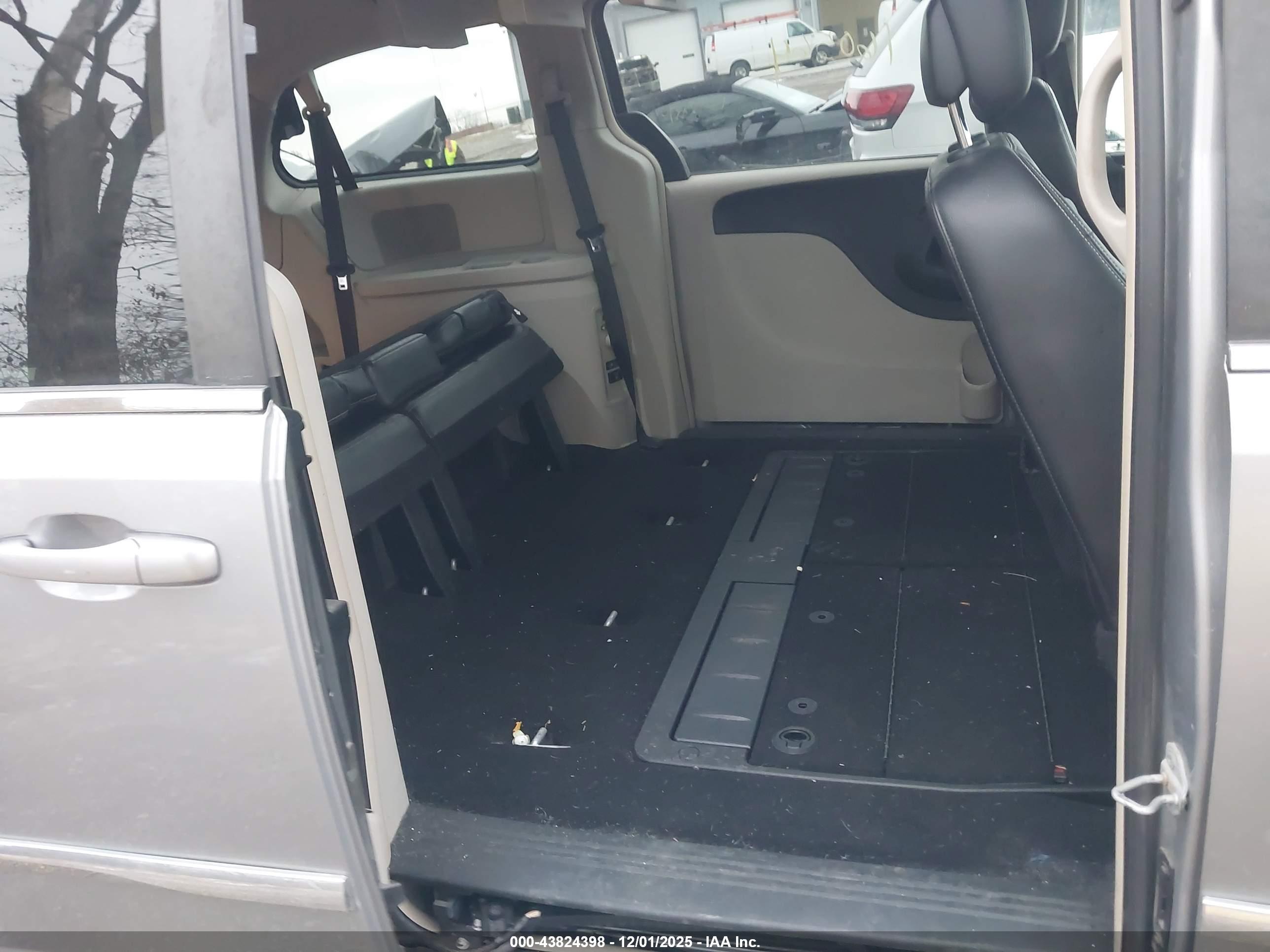 CHRYSLER TOWN image 8