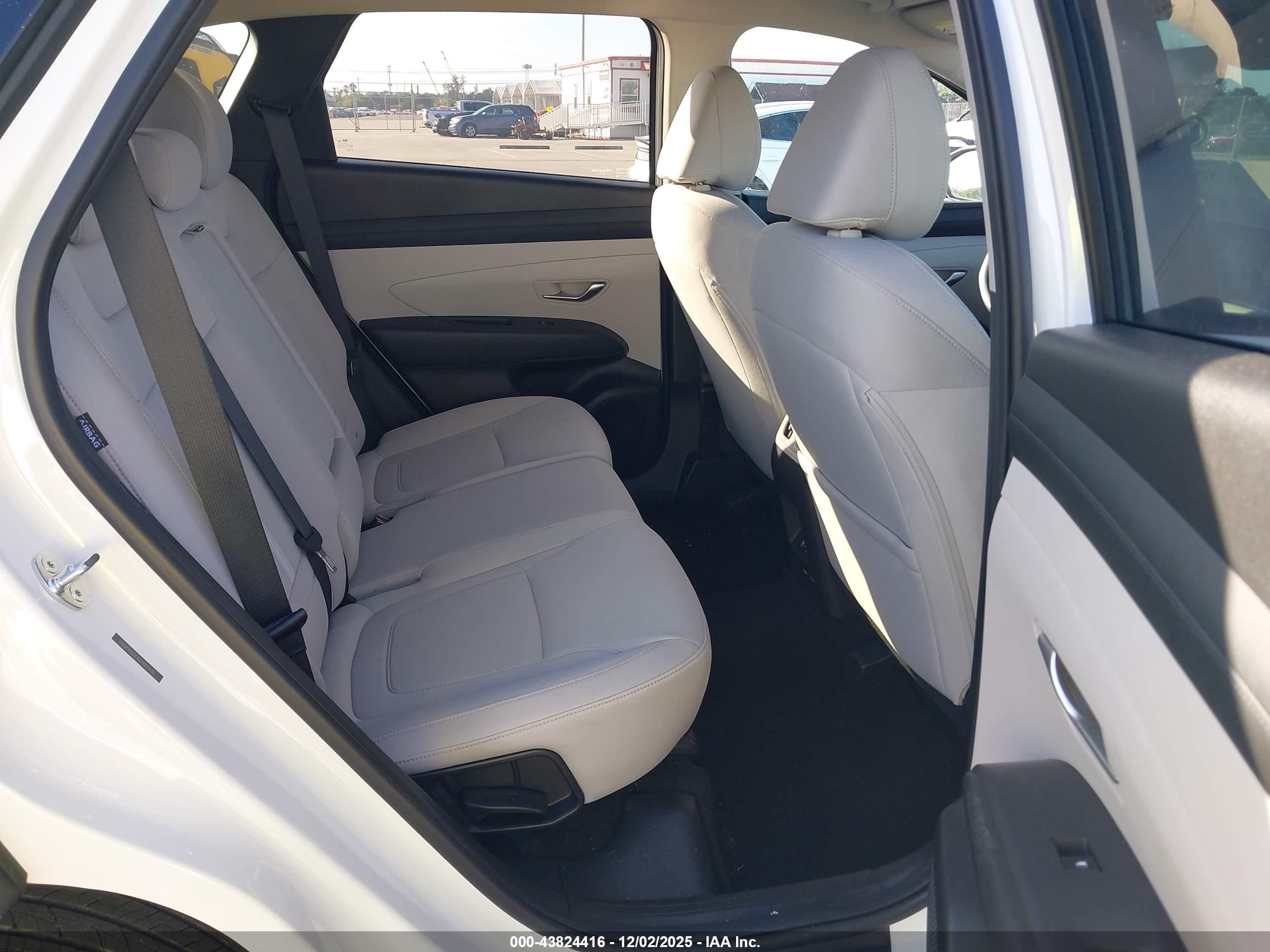 HYUNDAI TUCSON image 8