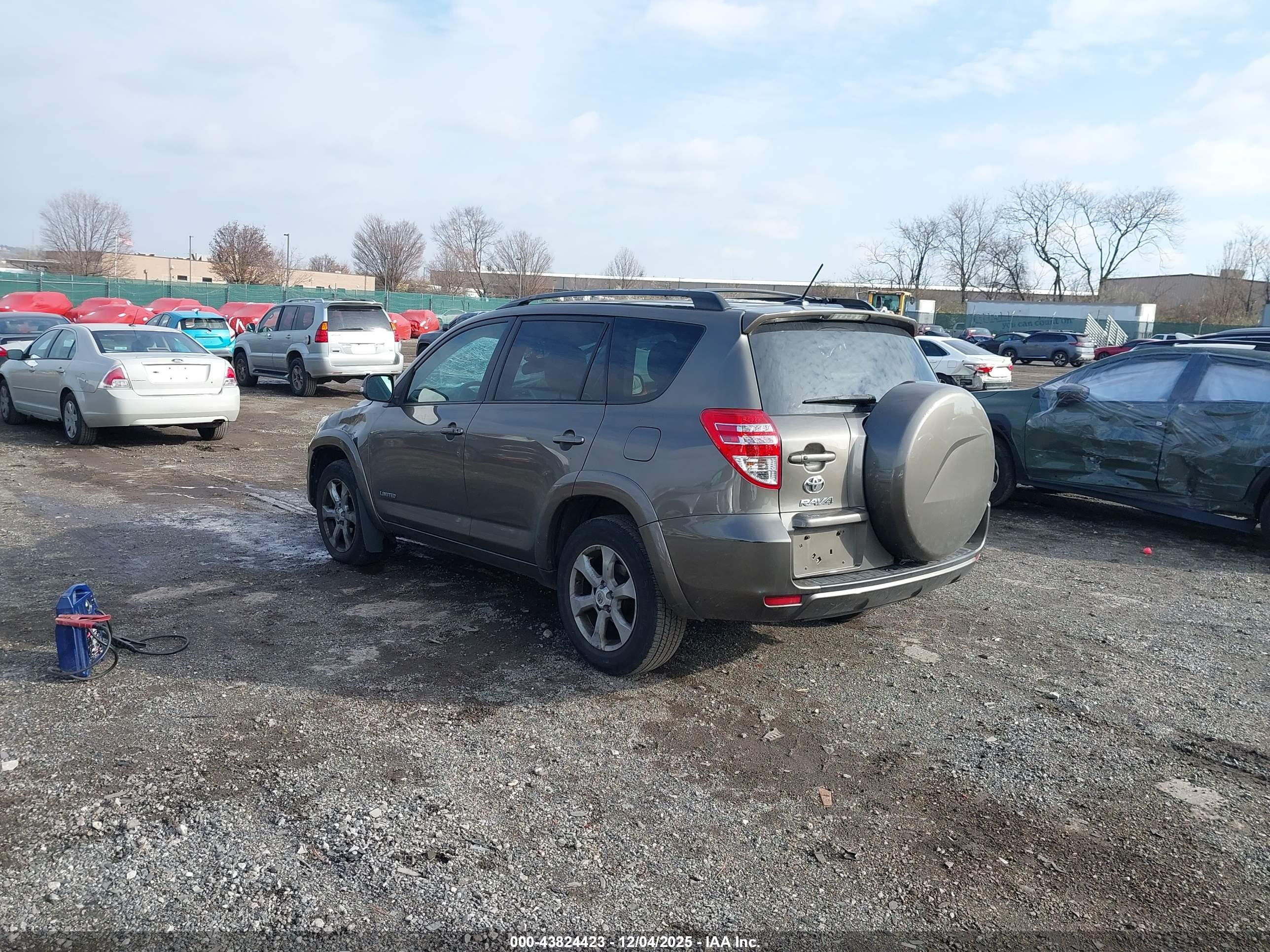 TOYOTA RAV4 image 3