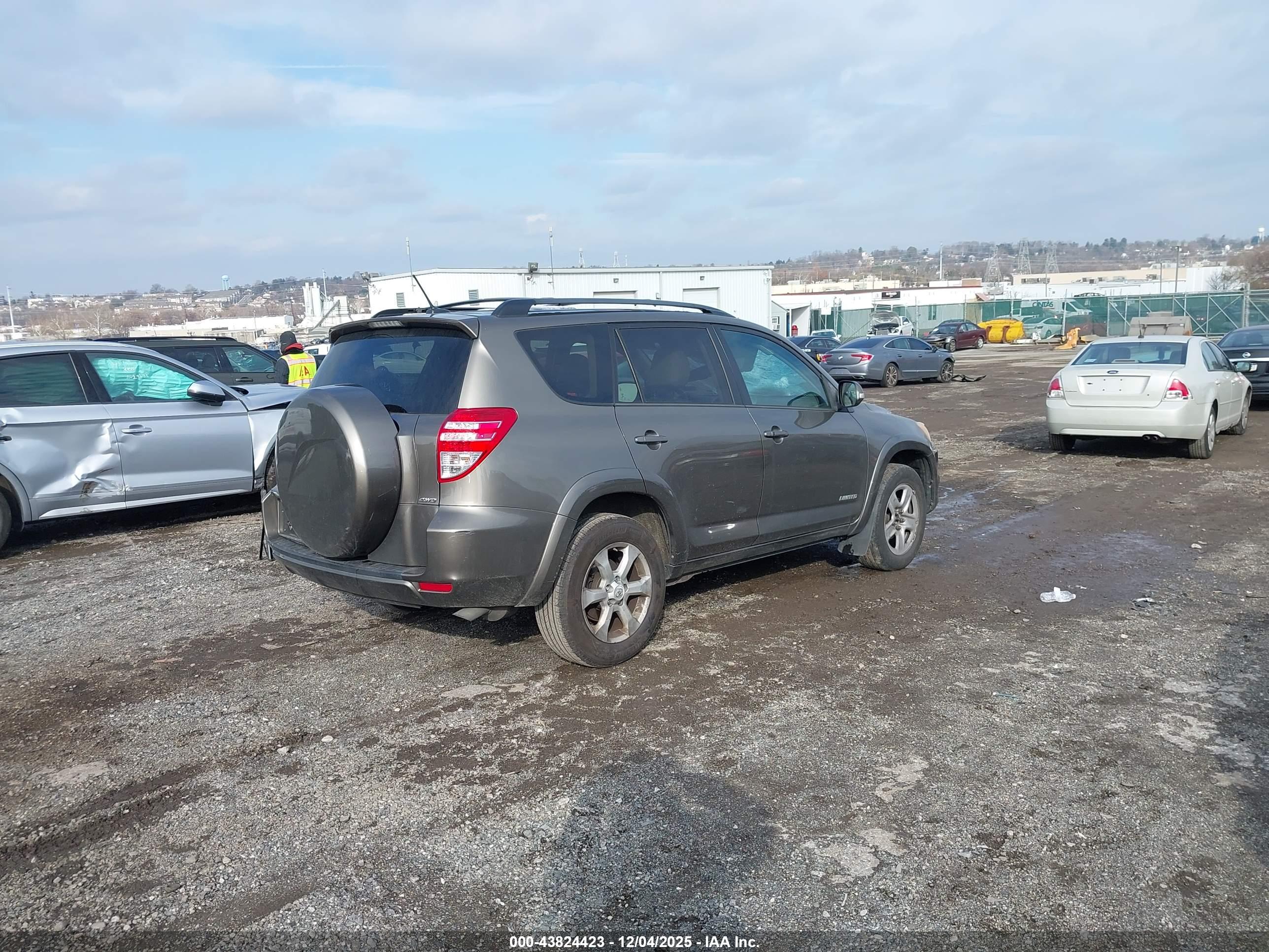 TOYOTA RAV4 image 4