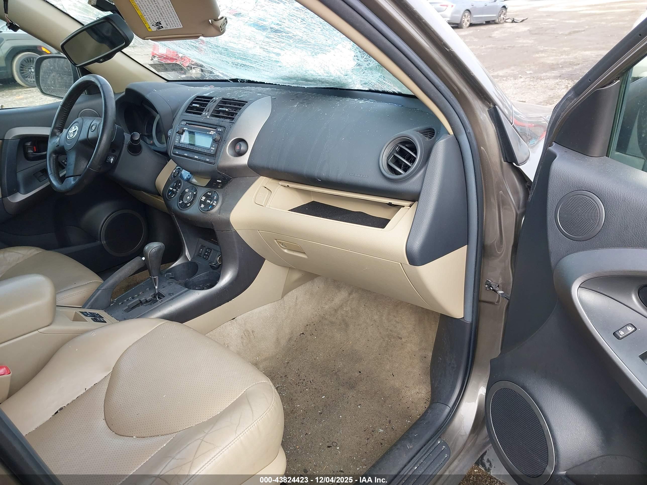 TOYOTA RAV4 image 5