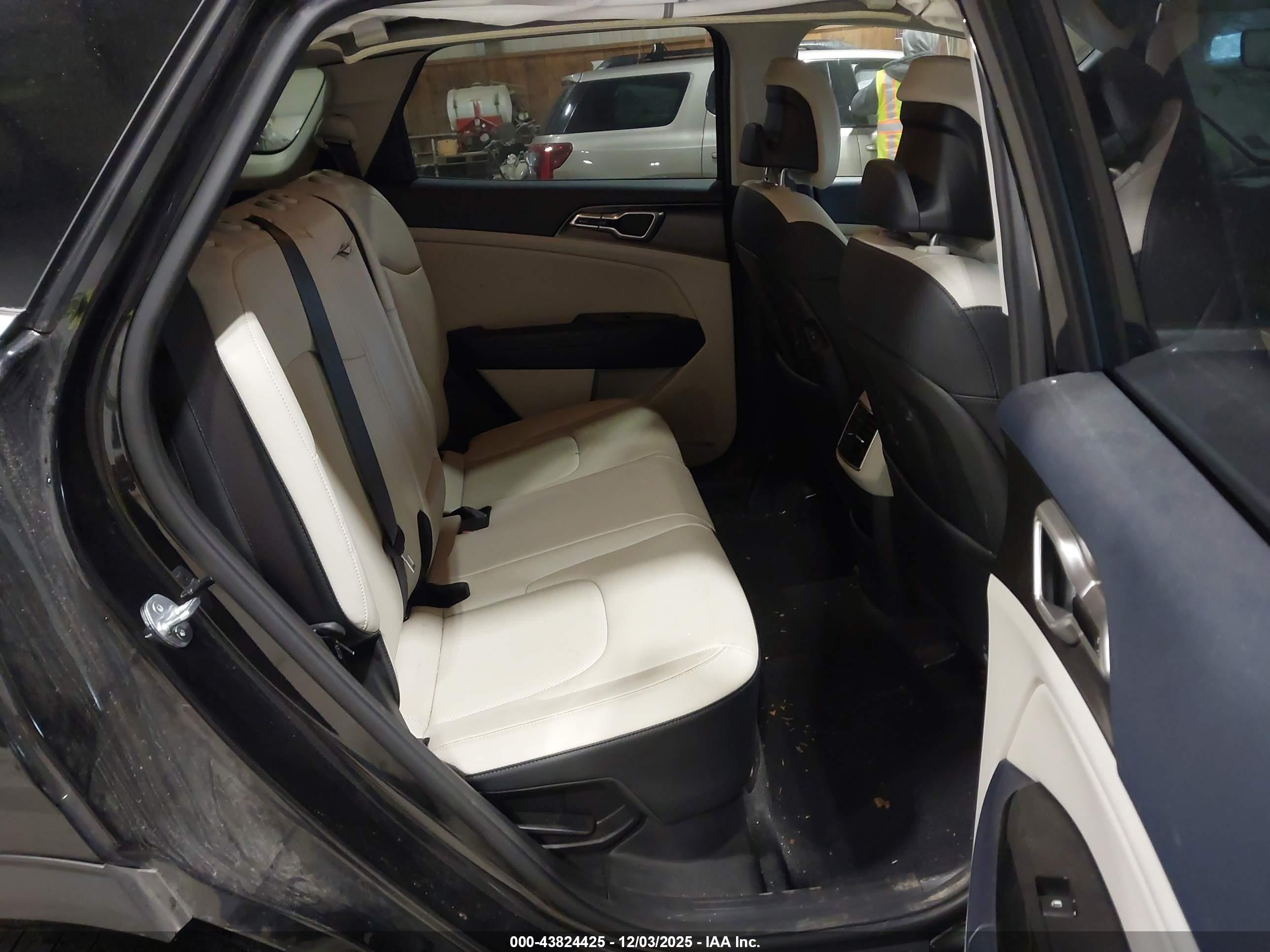 KIA SPORTAGE image 8