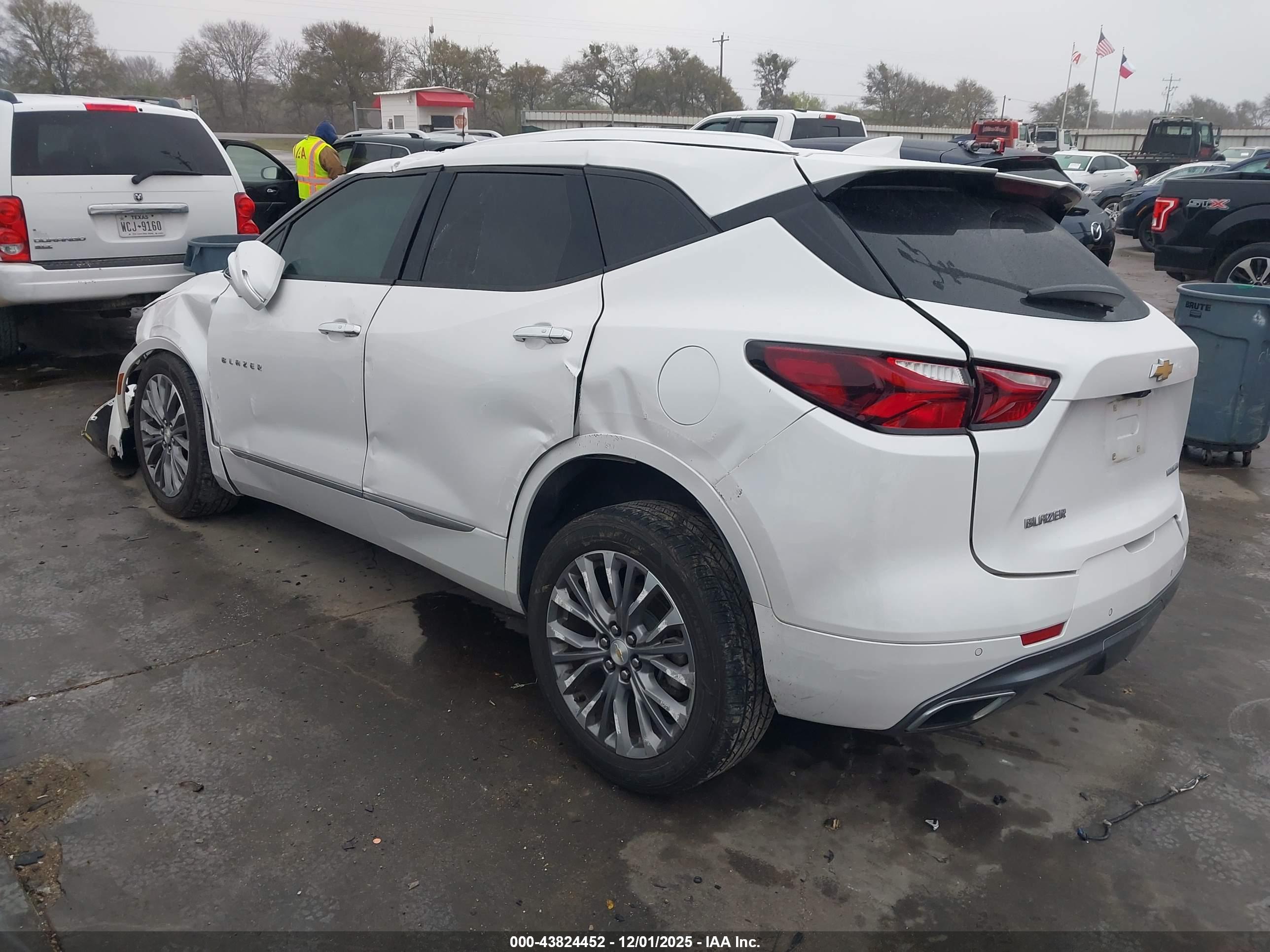CHEVROLET BLAZER image 3