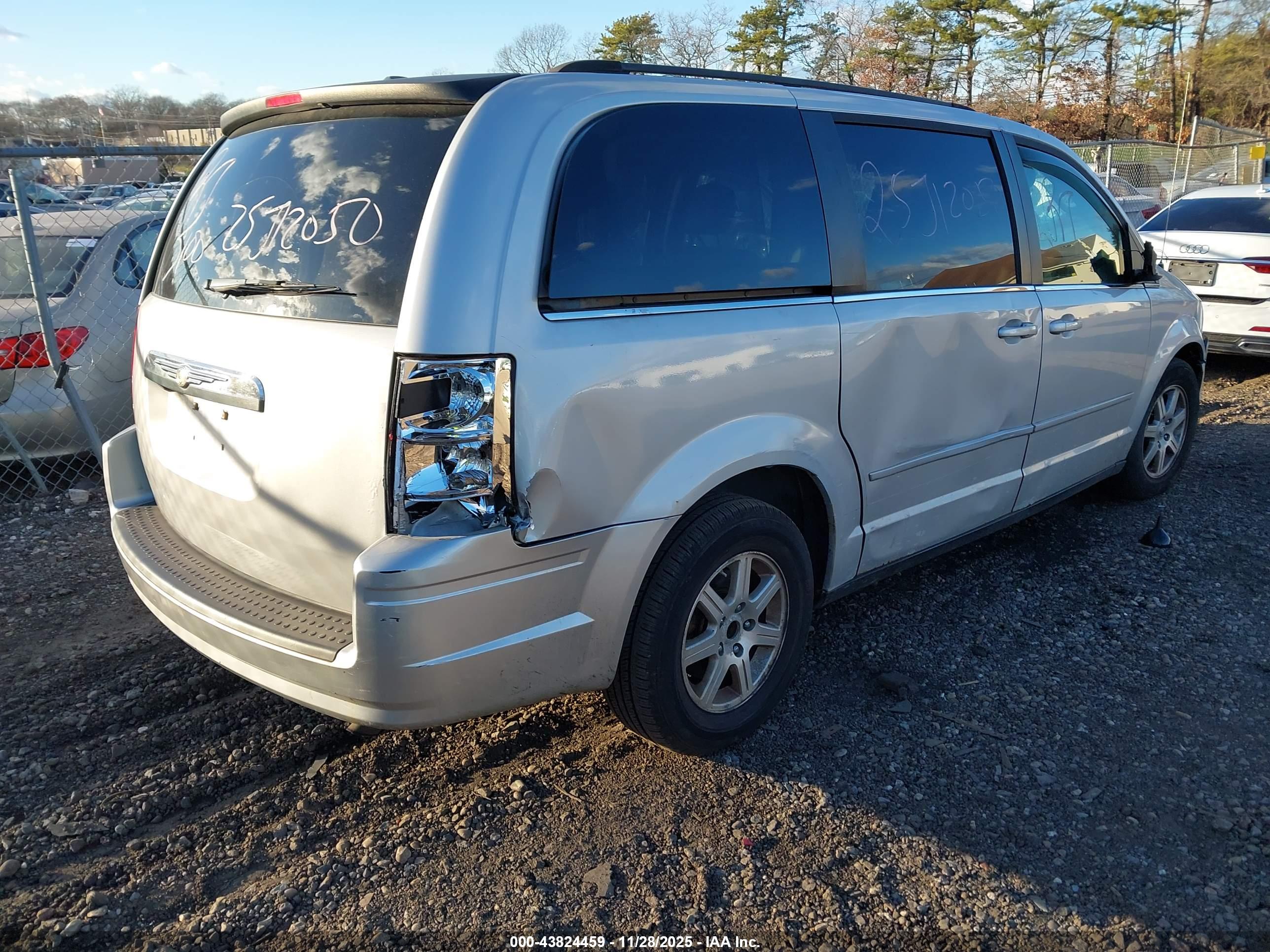CHRYSLER TOWN image 4